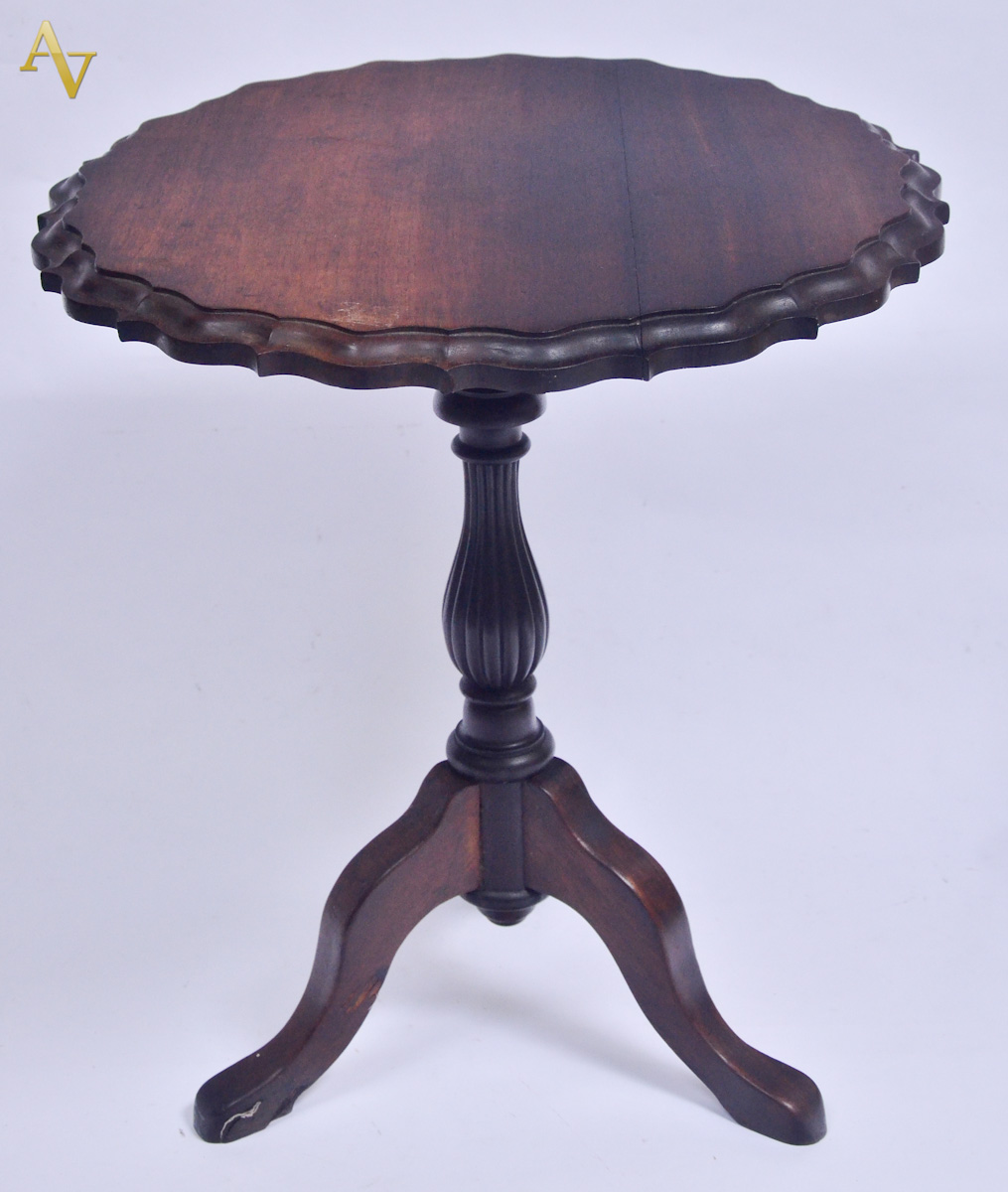 Mesinha de madeira nobre base feitio tripé. Diam. 56 cm, alt. 66 cm.