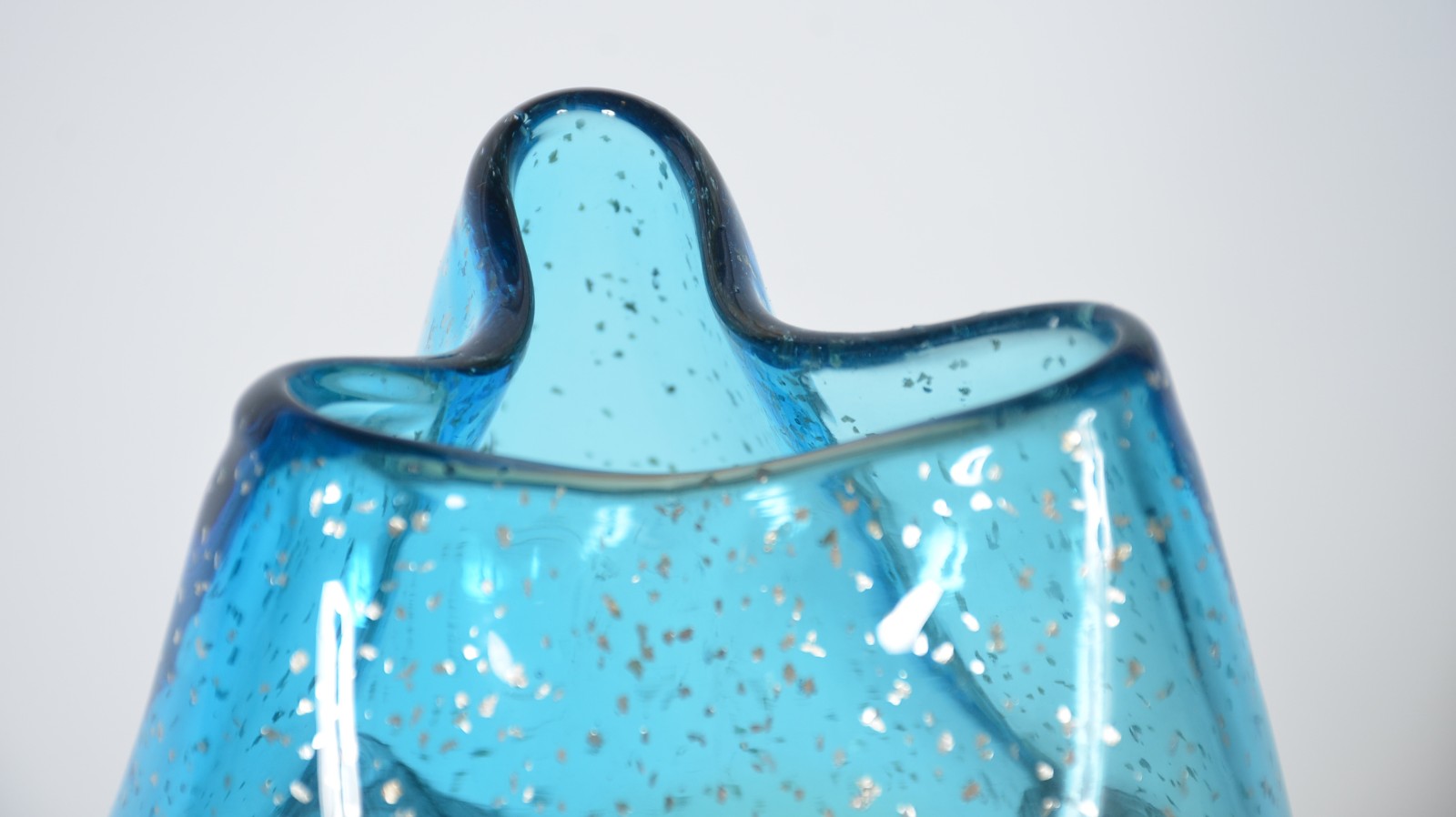 Vaso de vidro decorativo na cor azul e âmbar. - foto 2 de 5