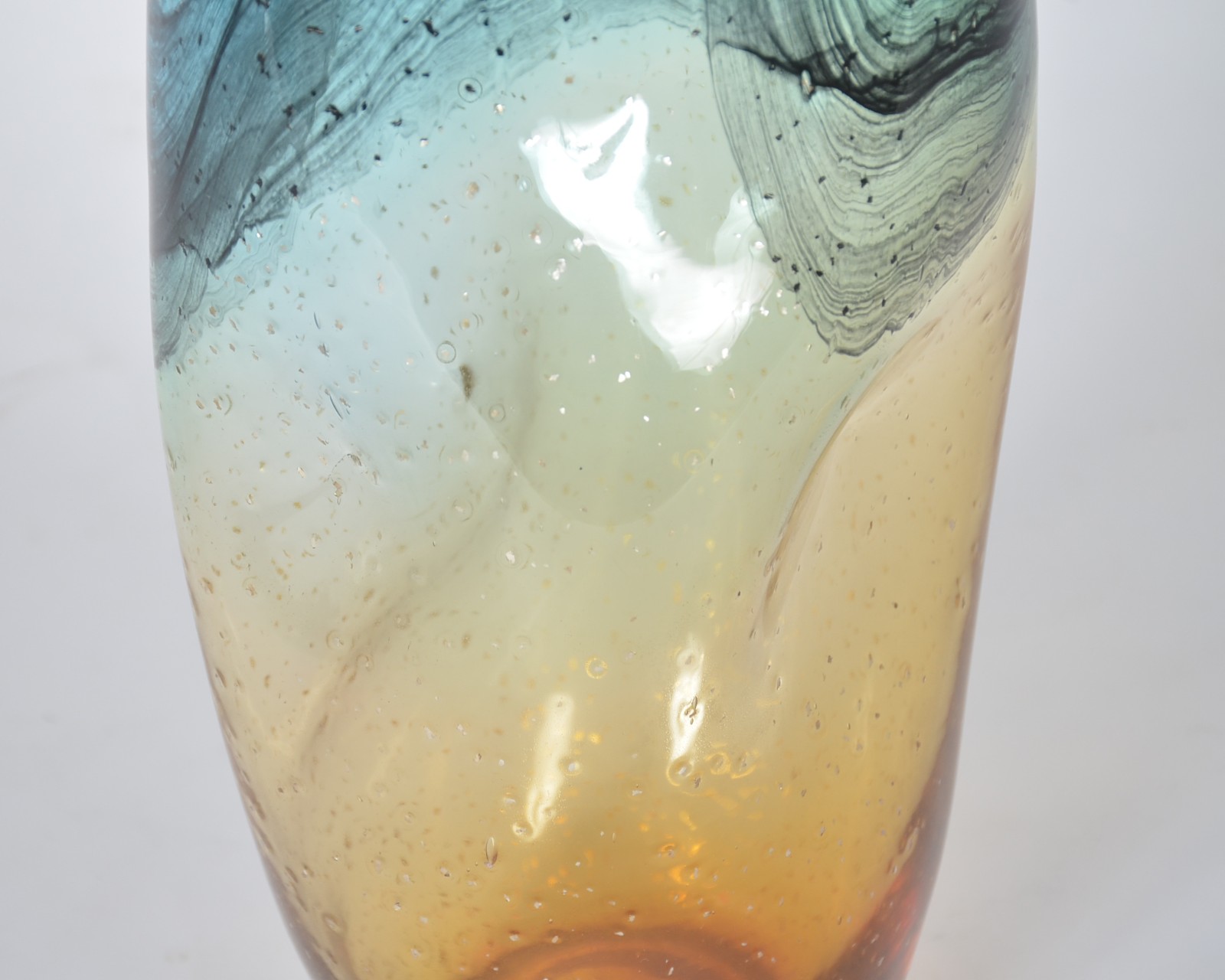 Vaso de vidro decorativo na cor azul e âmbar. - foto 3 de 5