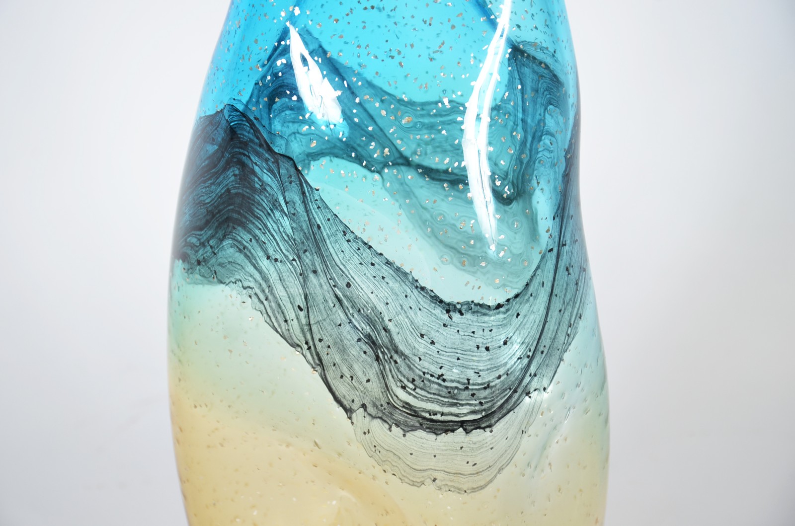 Vaso de vidro decorativo na cor azul e âmbar. - foto 4 de 5