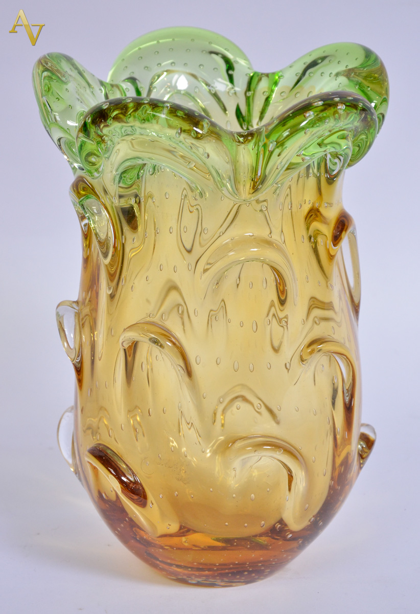 Vaso de murano na cor ambar e verde com bolhas. Alt. 27cm.