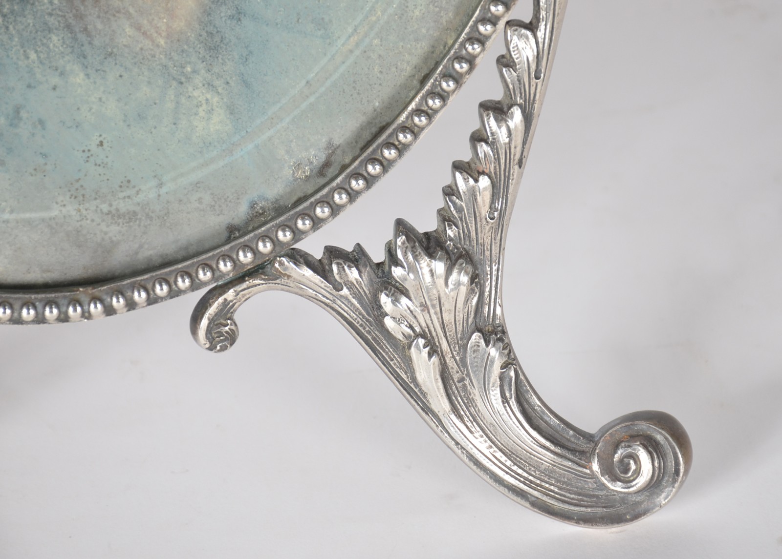 Espelho de mesa com moldura de metal prateado com guirlandas florais... - foto 4 de 8