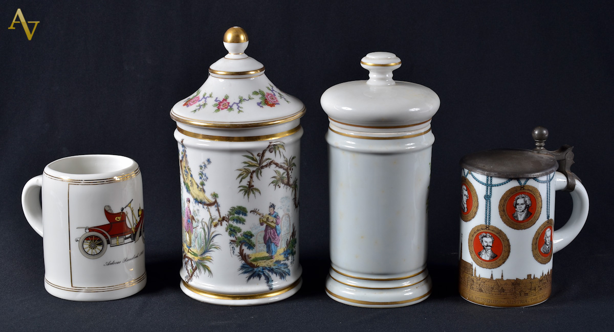 Quatro peças diversas de porcelana, sendo 2 potes de farmácia e 2...