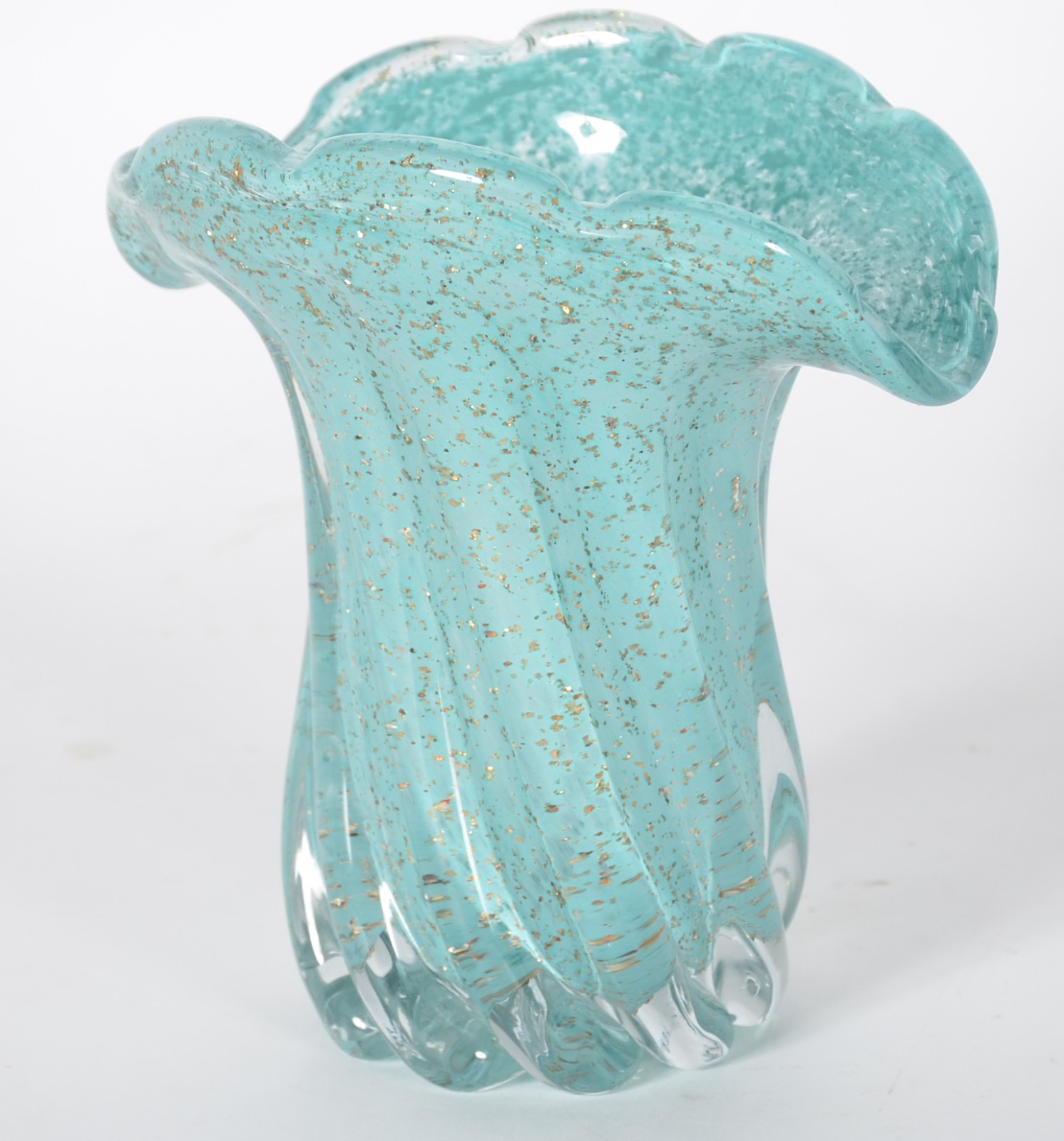 Vaso de vidro decorativo na cor azul com pó de ouro, trabalhado em... - foto 1 de 6