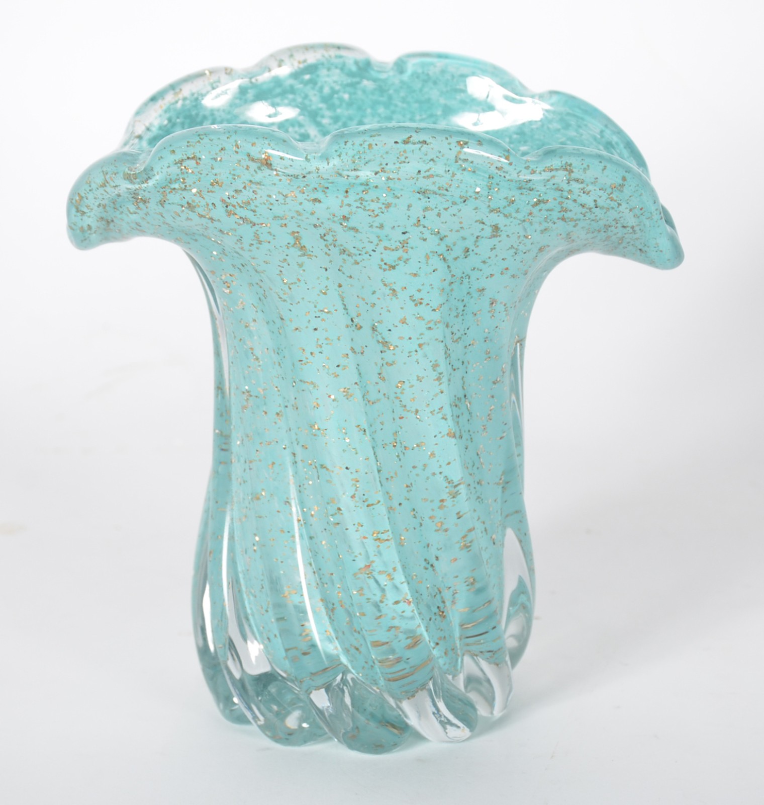 Vaso de vidro decorativo na cor azul com pó de ouro, trabalhado em... - foto 2 de 6