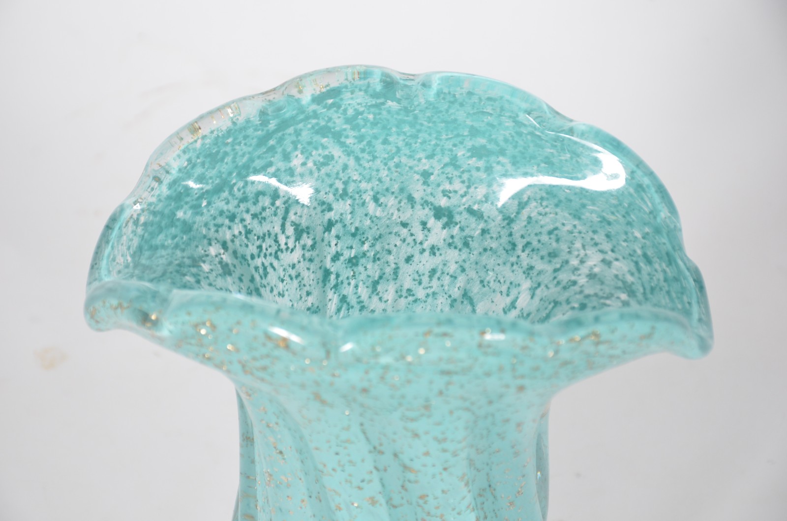 Vaso de vidro decorativo na cor azul com pó de ouro, trabalhado em... - foto 3 de 6