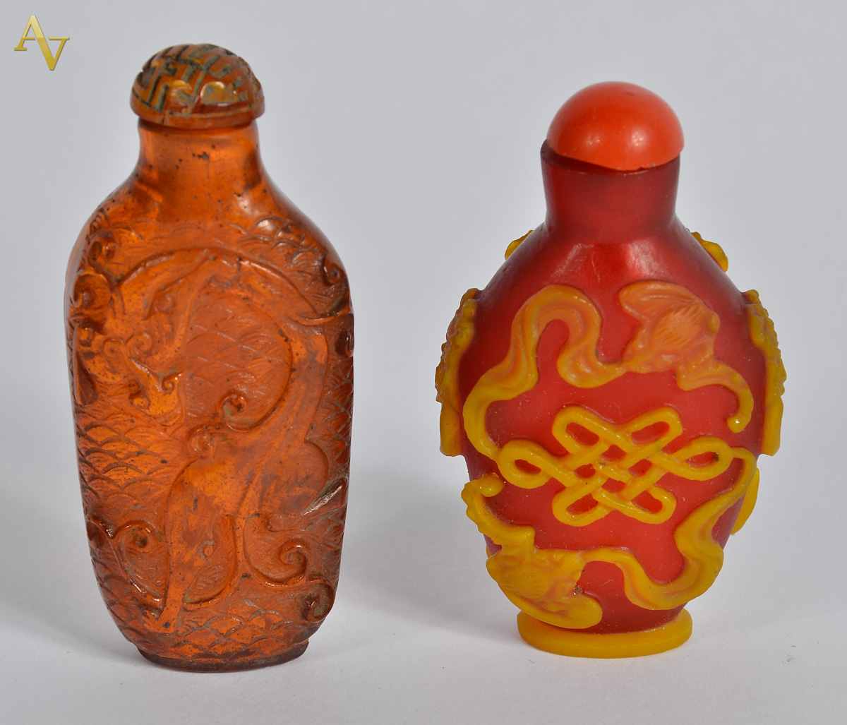 Dois Snuff bottle em cristal com aplicacao. Alt. 7 cm.