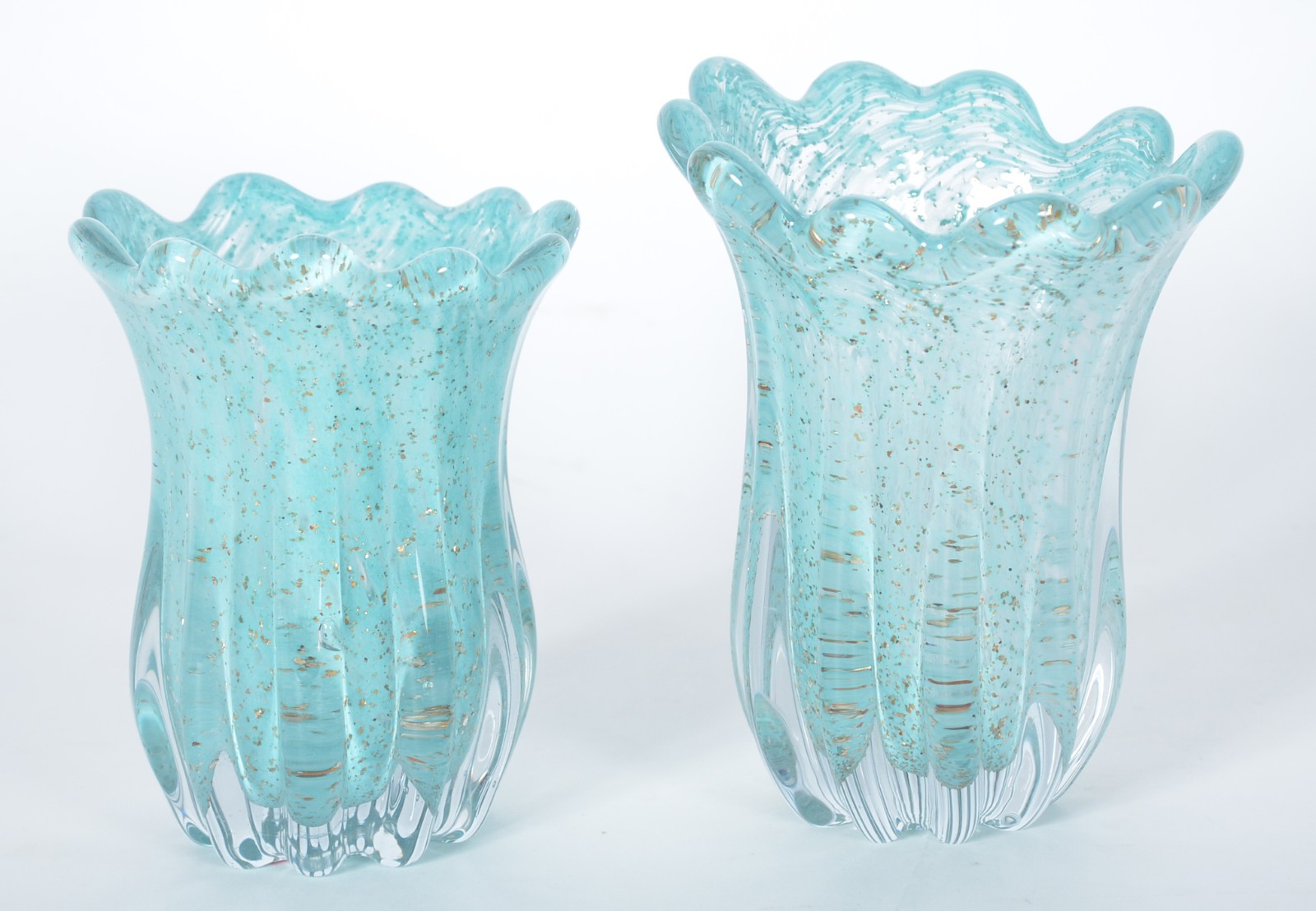 Dois vasos de vidro decorativo na cor verde, trabalhado em gomos com... - foto 1 de 5