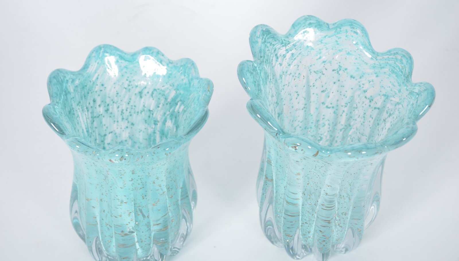 Dois vasos de vidro decorativo na cor verde, trabalhado em gomos com... - foto 2 de 5