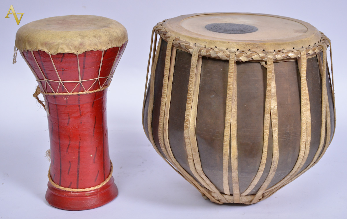 Dois tambores (Africa e India). Alts. 28 e 30 cm.