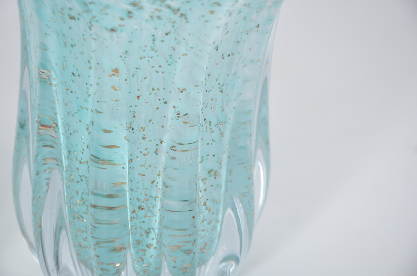 Dois vasos de vidro decorativo na cor verde, trabalhado em gomos com... - foto 3 de 5