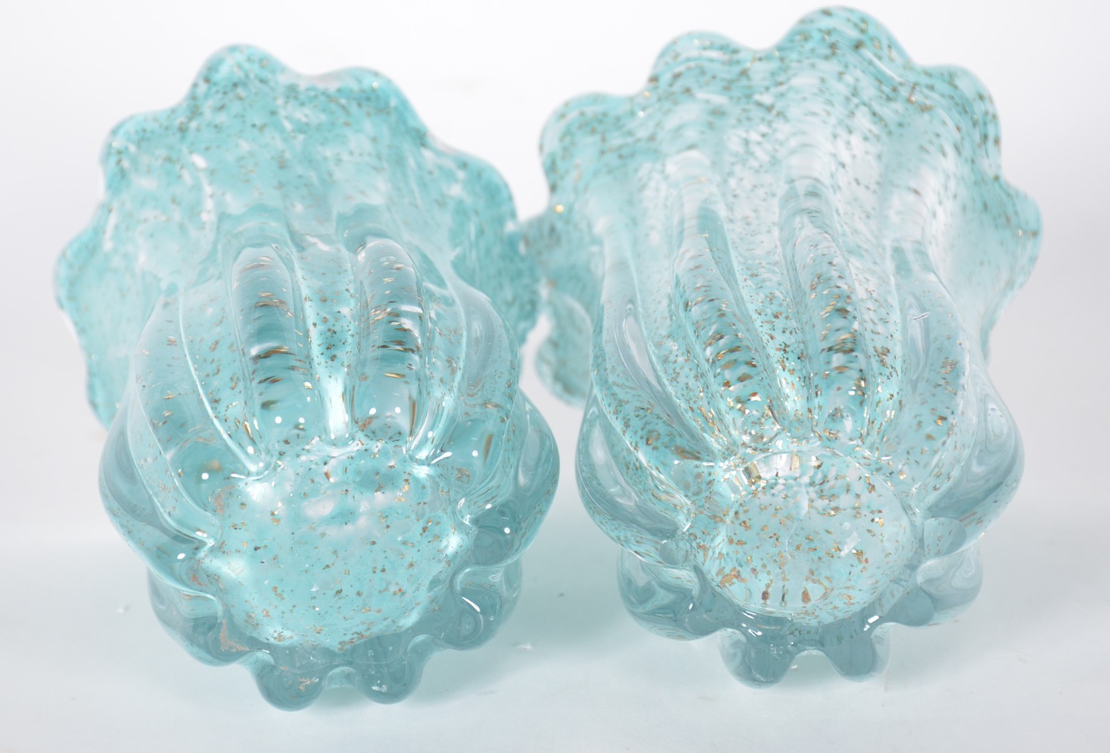 Dois vasos de vidro decorativo na cor verde, trabalhado em gomos com... - foto 5 de 5