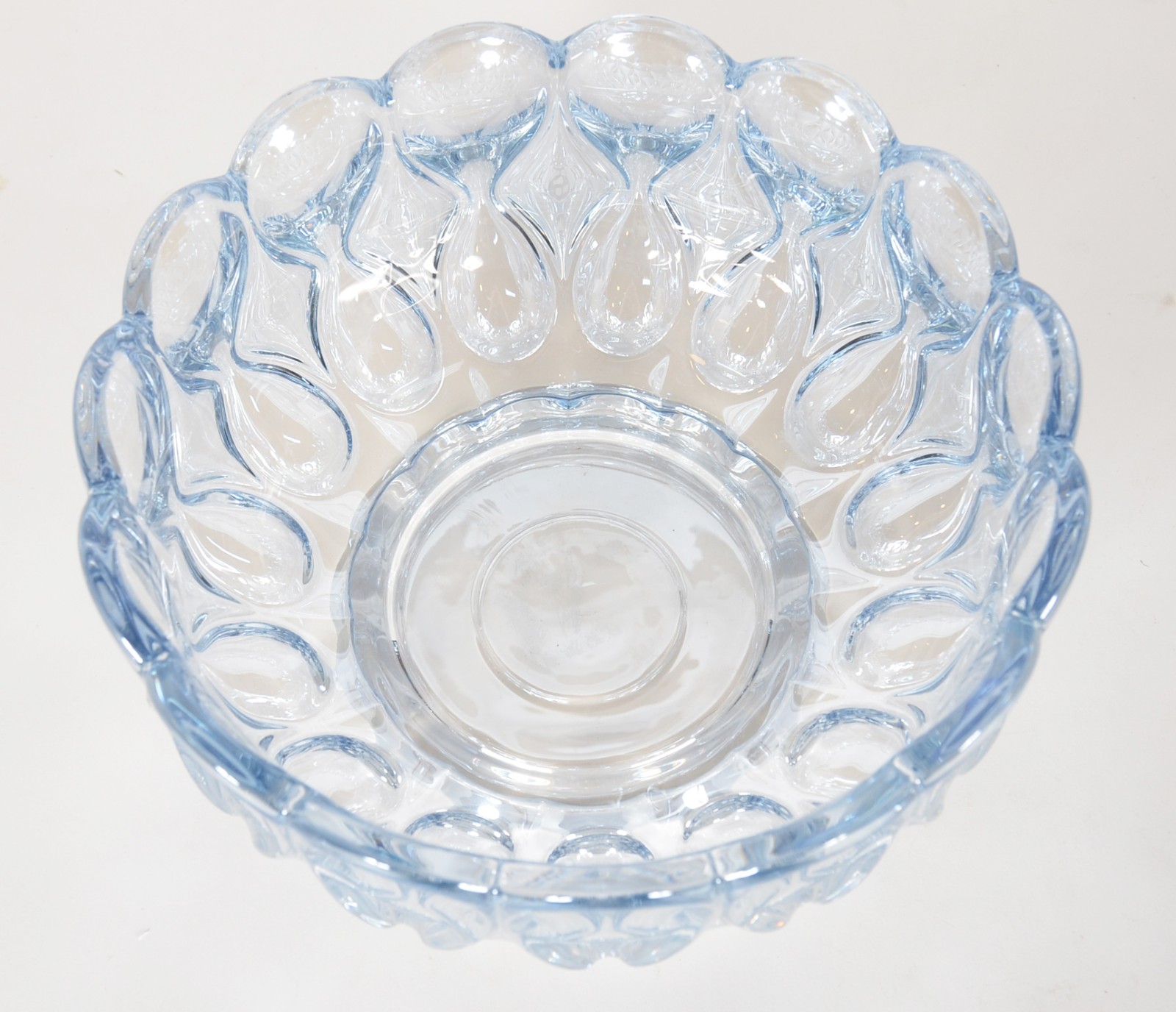 Bowl de vidro decorativo na cor azul, trabalhado em gomos. - foto 2 de 6