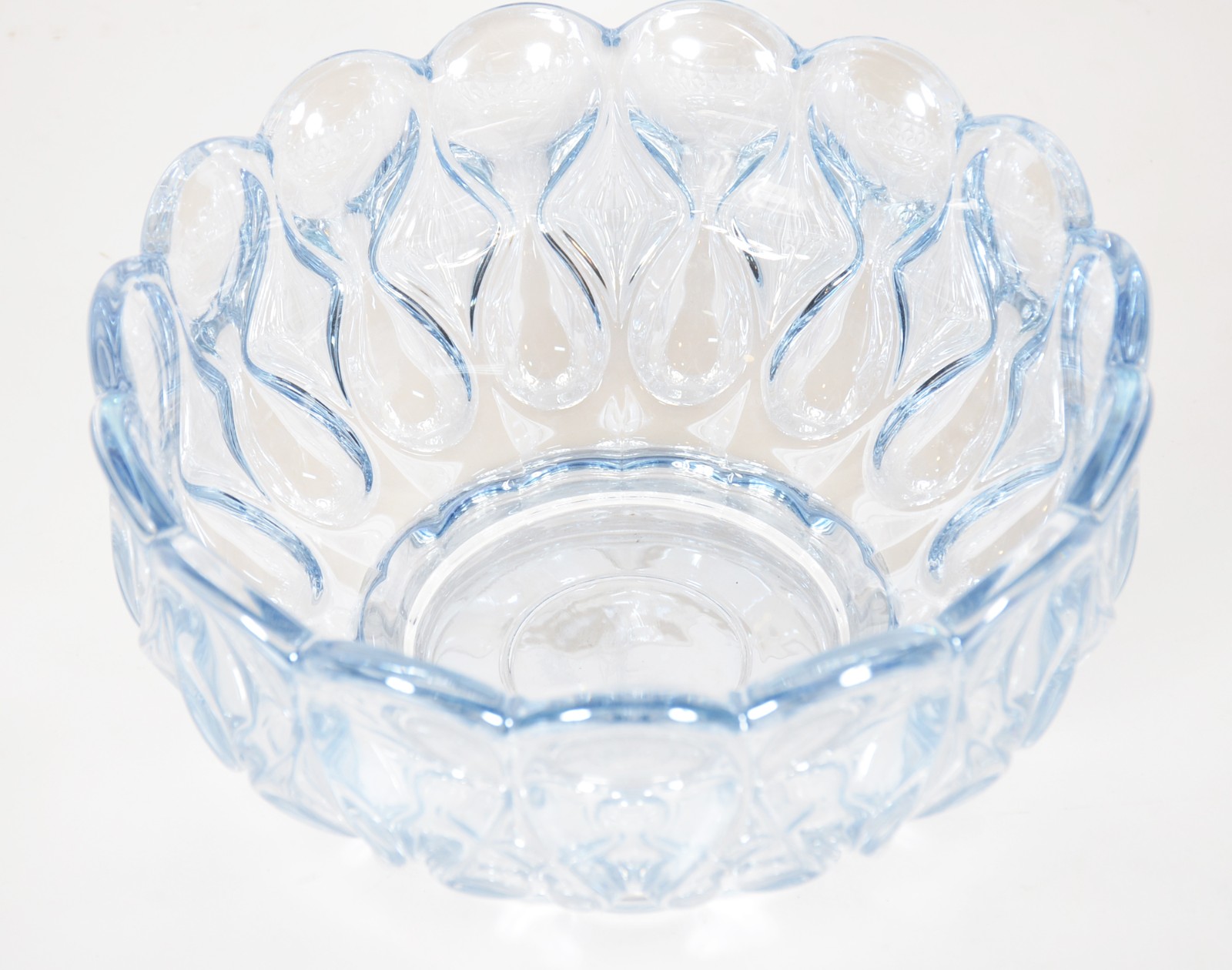 Bowl de vidro decorativo na cor azul, trabalhado em gomos. - foto 4 de 6