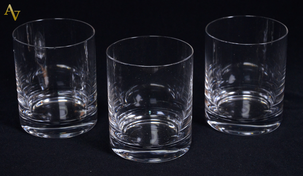 Seis copos lisos de whisky.