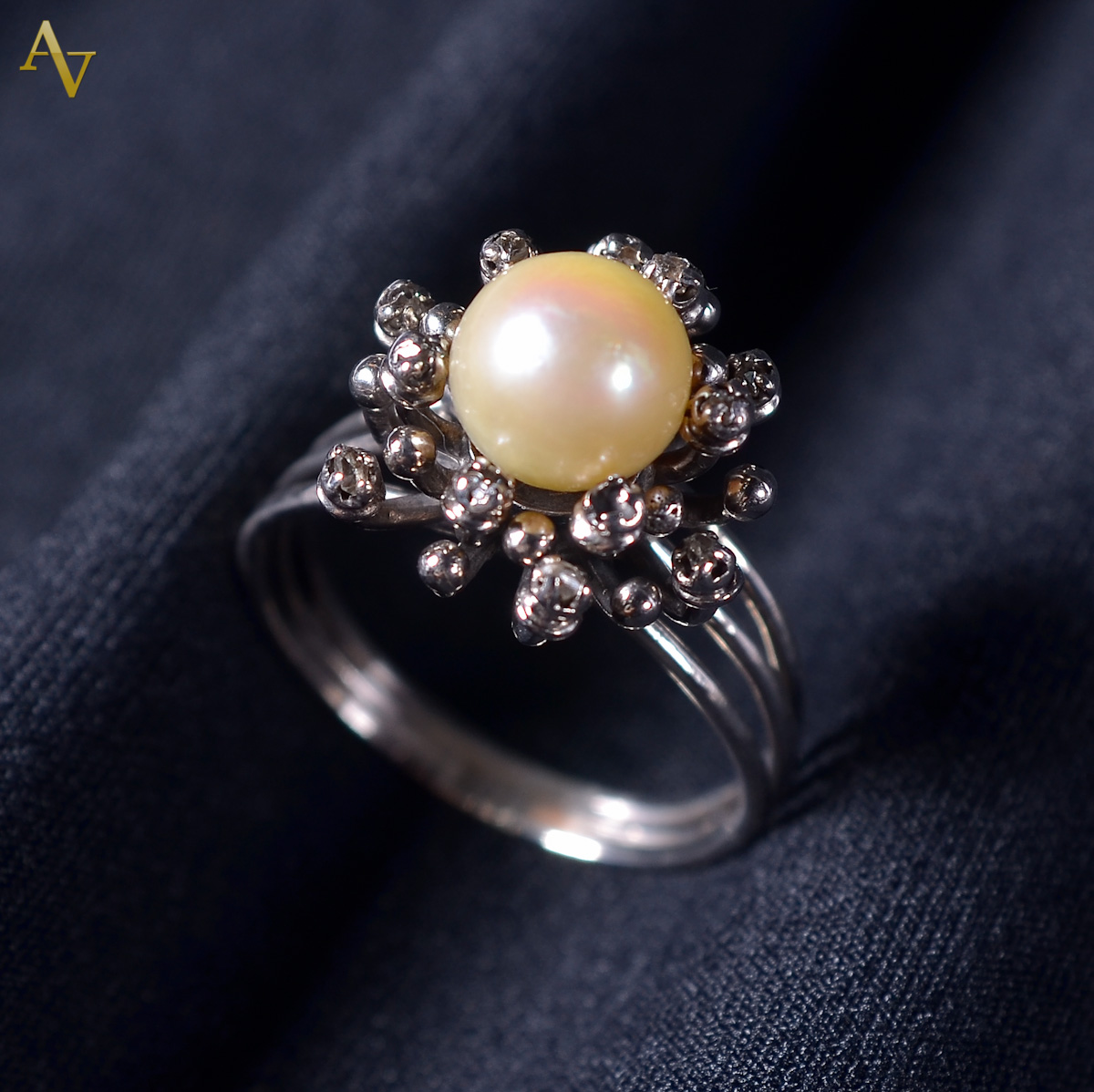 Anel de ouro branco com pérolas.