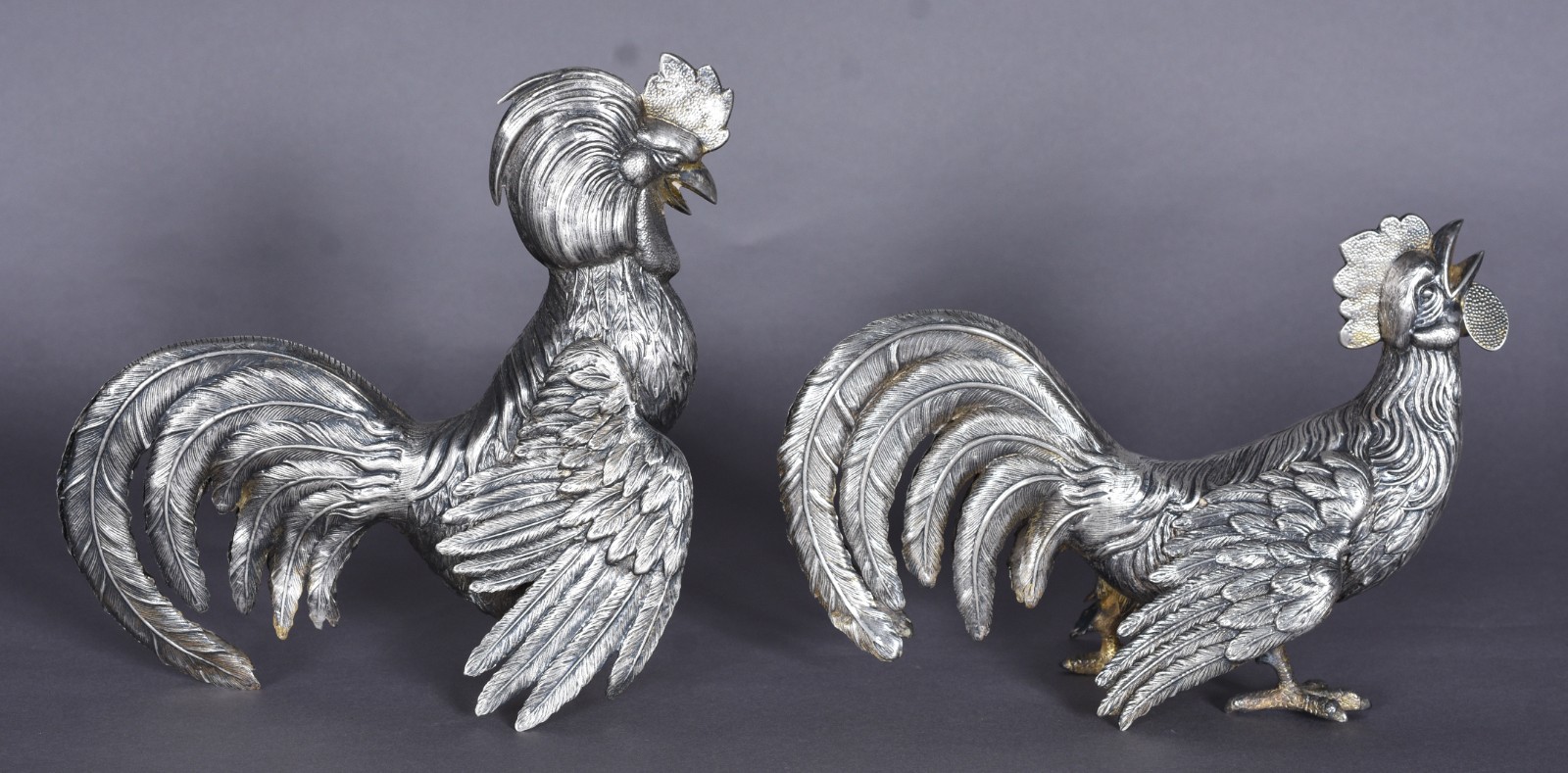 Par de esculturas representando casal de galos de prata contrastada... - foto 3 de 8