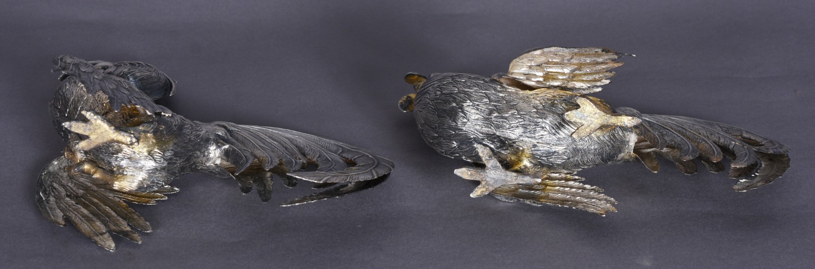 Par de esculturas representando casal de galos de prata contrastada... - foto 6 de 8