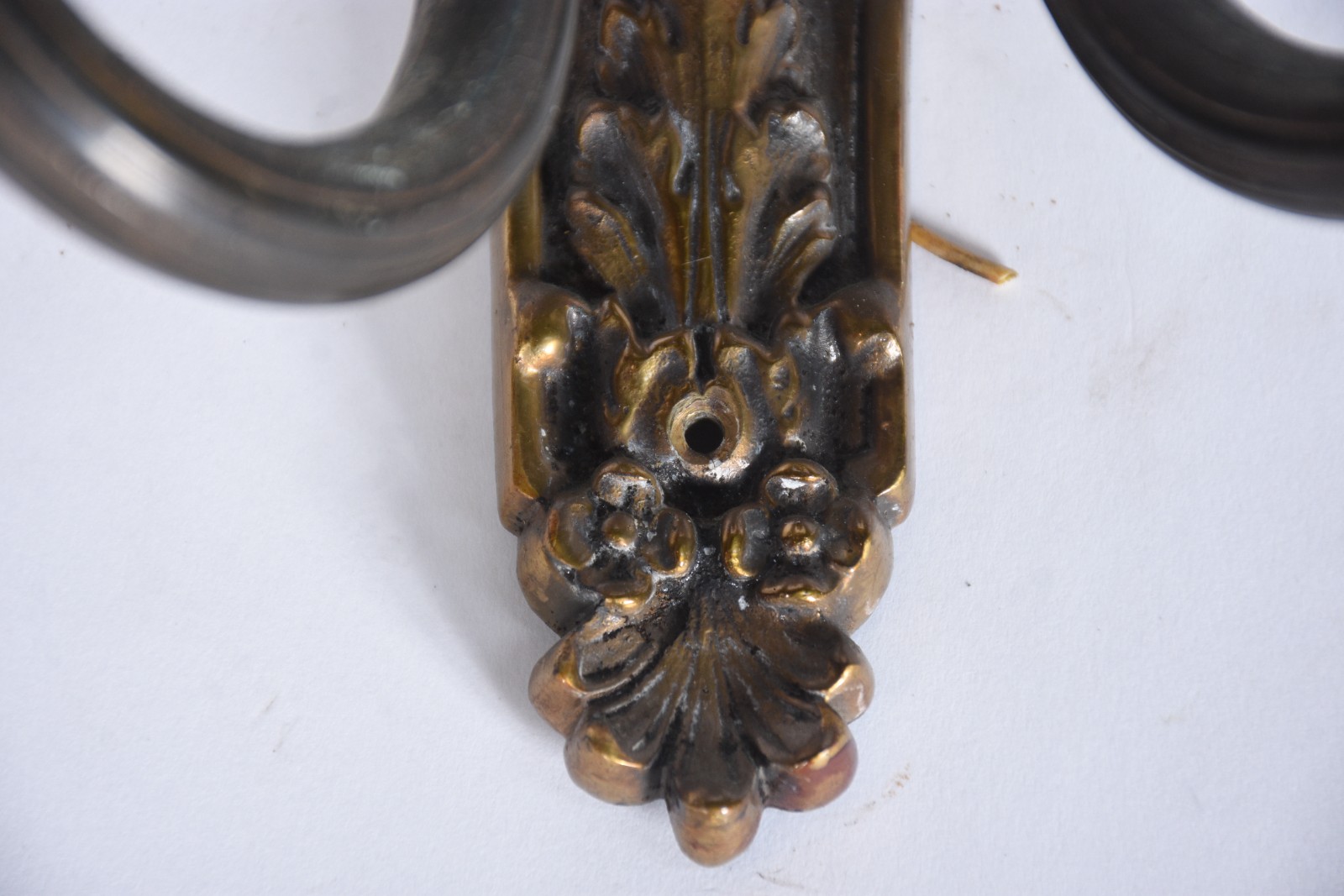 Par de apliques de metal dourado para 2 luzes cada. - foto 4 de 7