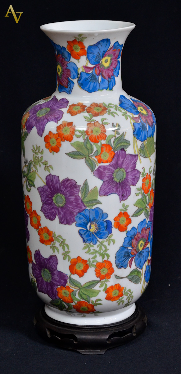 Vaso de porcelana branca com flores coloridas e ramalhetes...