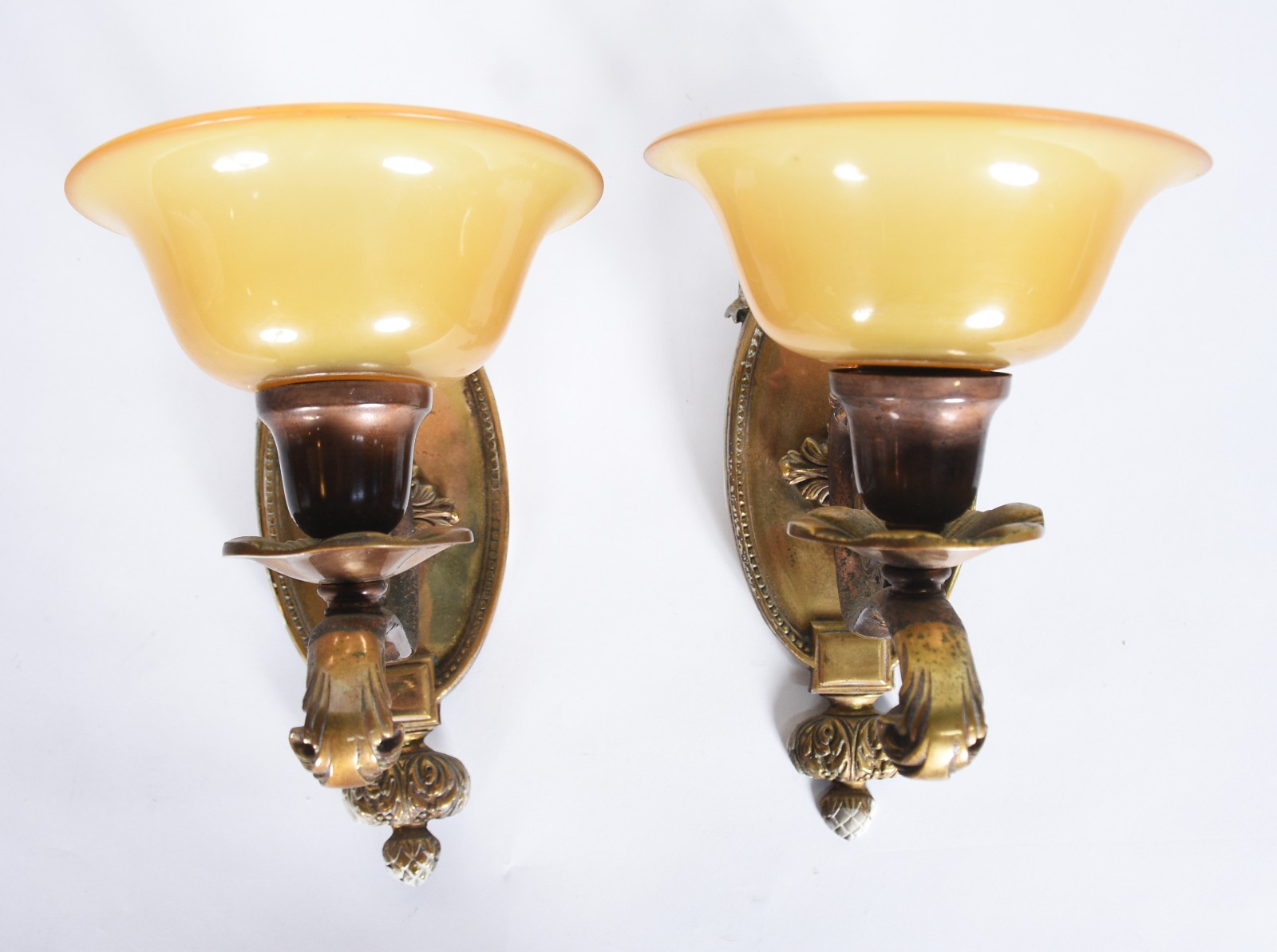 Par de apliques de metal para 1 luz cada com cúpulas de resina. - foto 1 de 4