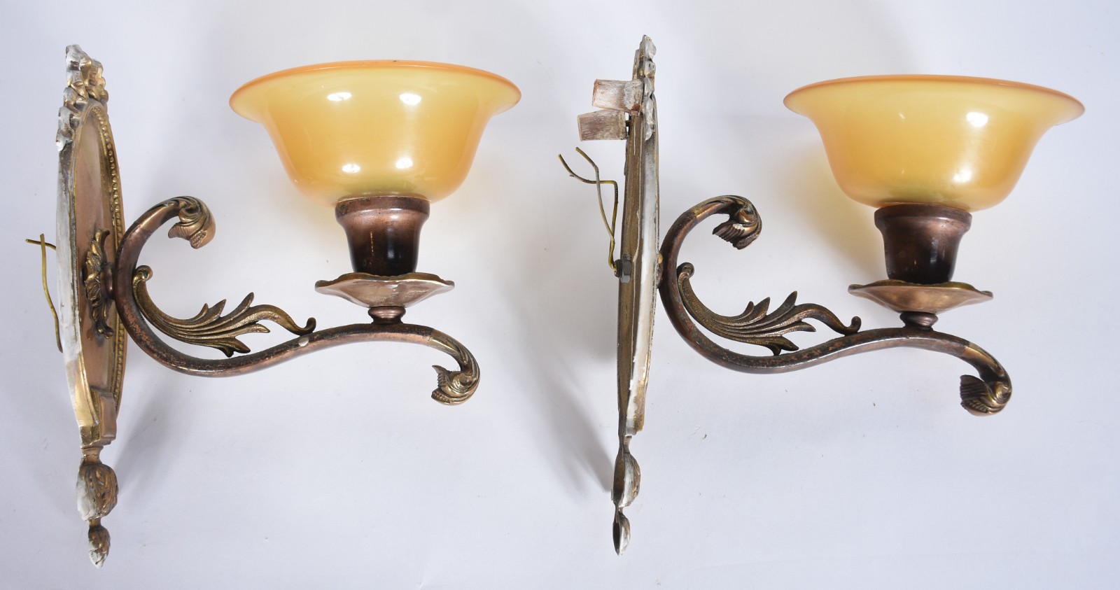 Par de apliques de metal para 1 luz cada com cúpulas de resina. - foto 2 de 4