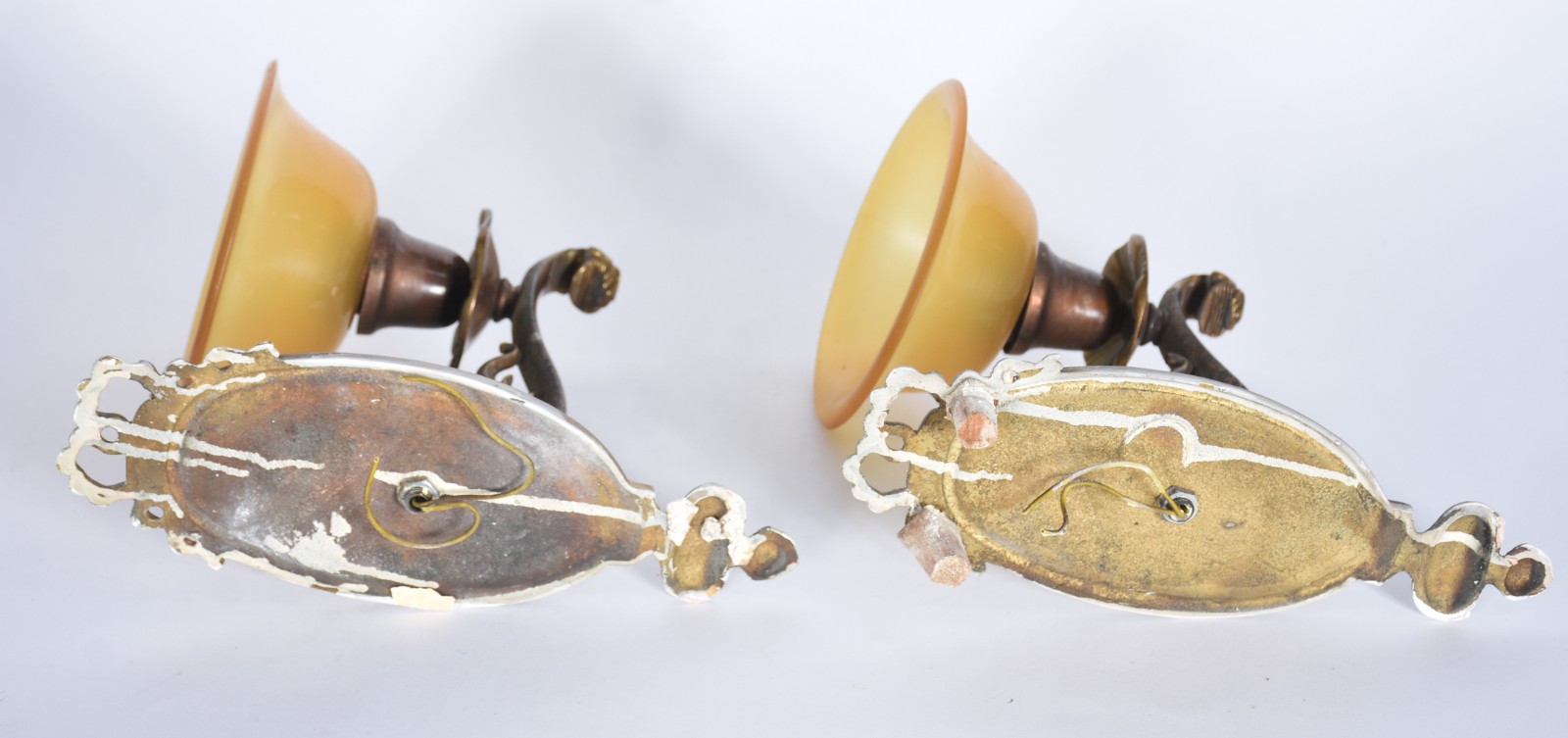Par de apliques de metal para 1 luz cada com cúpulas de resina. - foto 4 de 4