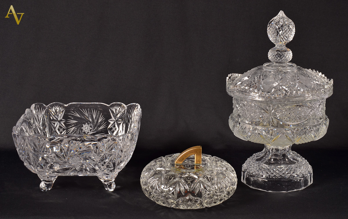 Tres peças diversas de cristal, sendo compoteira, fruteira e...