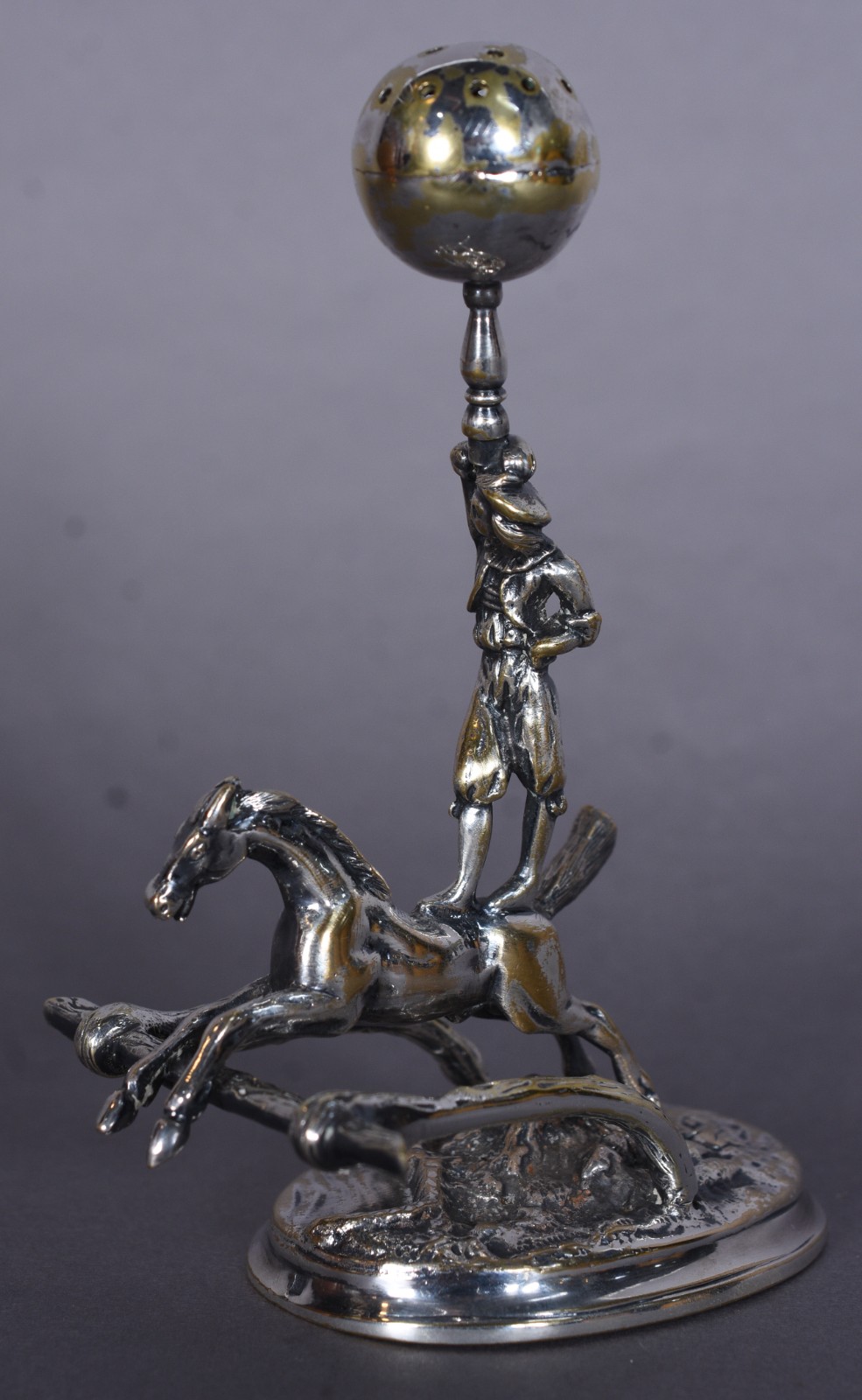 Paliteiro de metal prateado representando figura em pé sobre cavalo... - foto 1 de 8