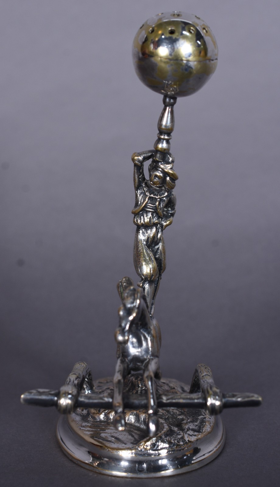 Paliteiro de metal prateado representando figura em pé sobre cavalo... - foto 2 de 8