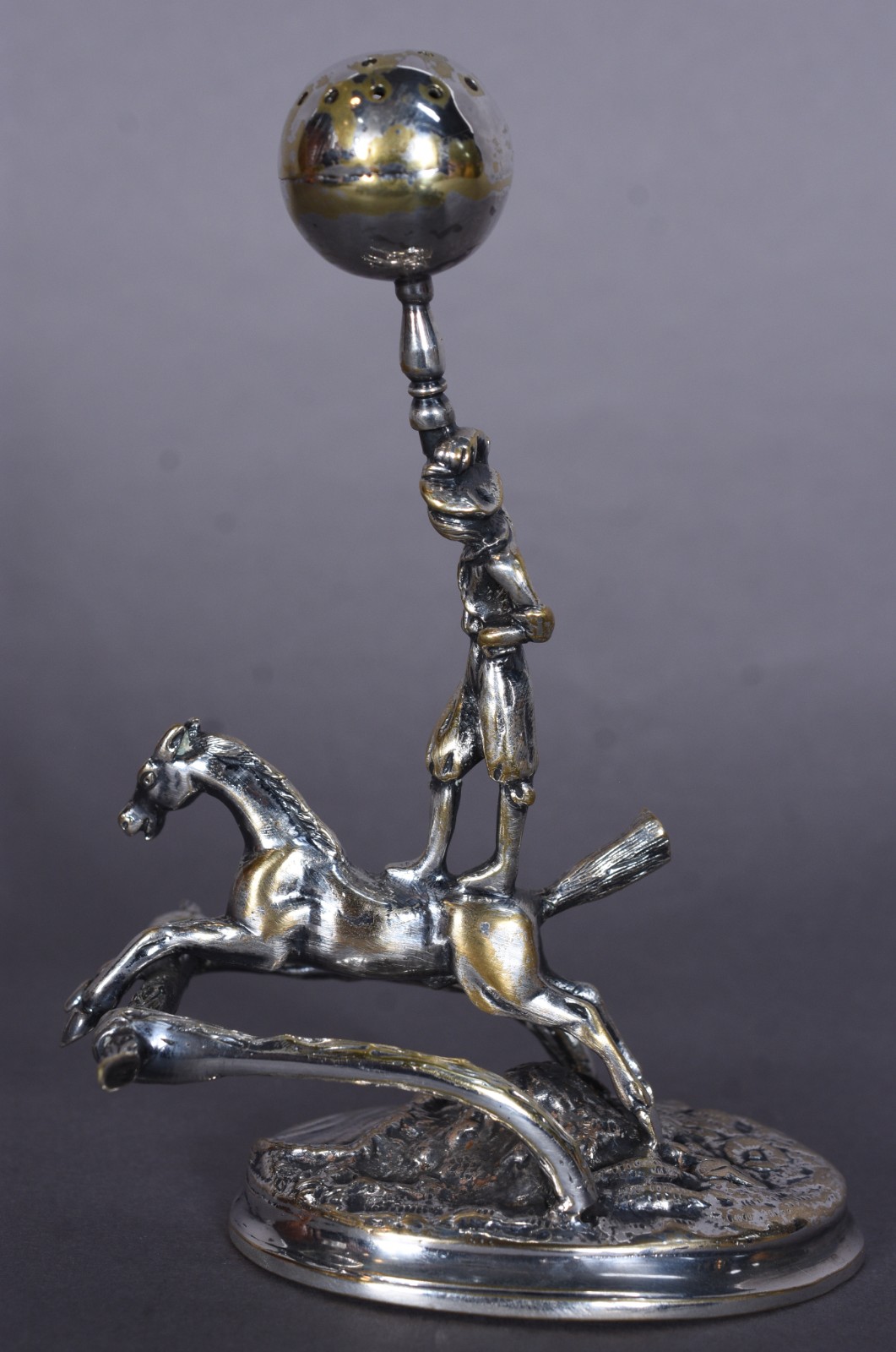 Paliteiro de metal prateado representando figura em pé sobre cavalo... - foto 3 de 8