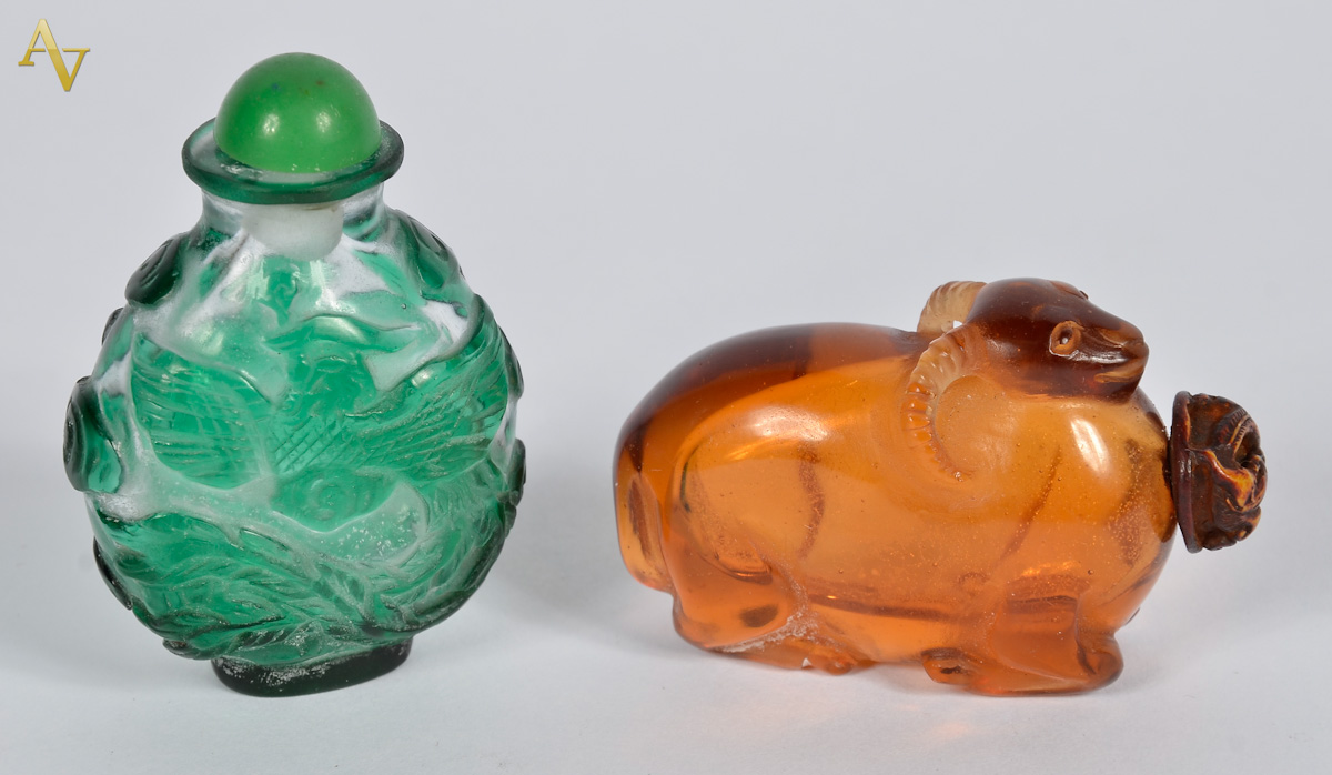 Dois Snuff bottles em cristal na cor âmbar e verde. Alt. 5 cm.