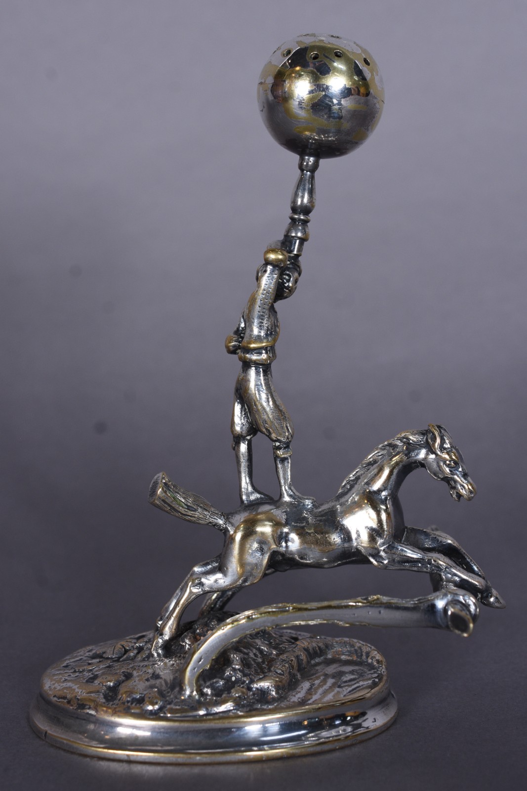 Paliteiro de metal prateado representando figura em pé sobre cavalo... - foto 4 de 8