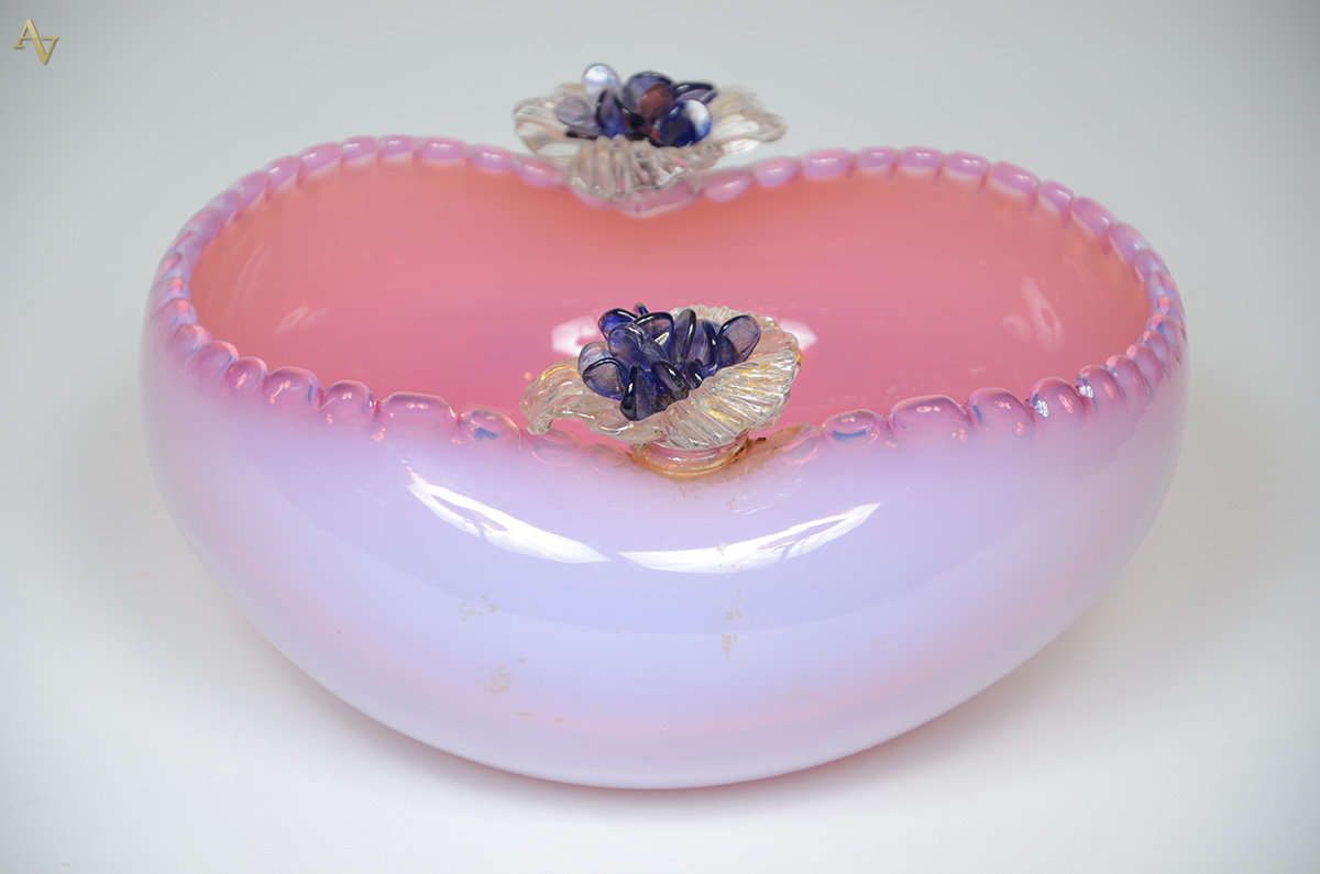 Belíssimo centro de mesa de murano rosa decorado com flores e pó de...