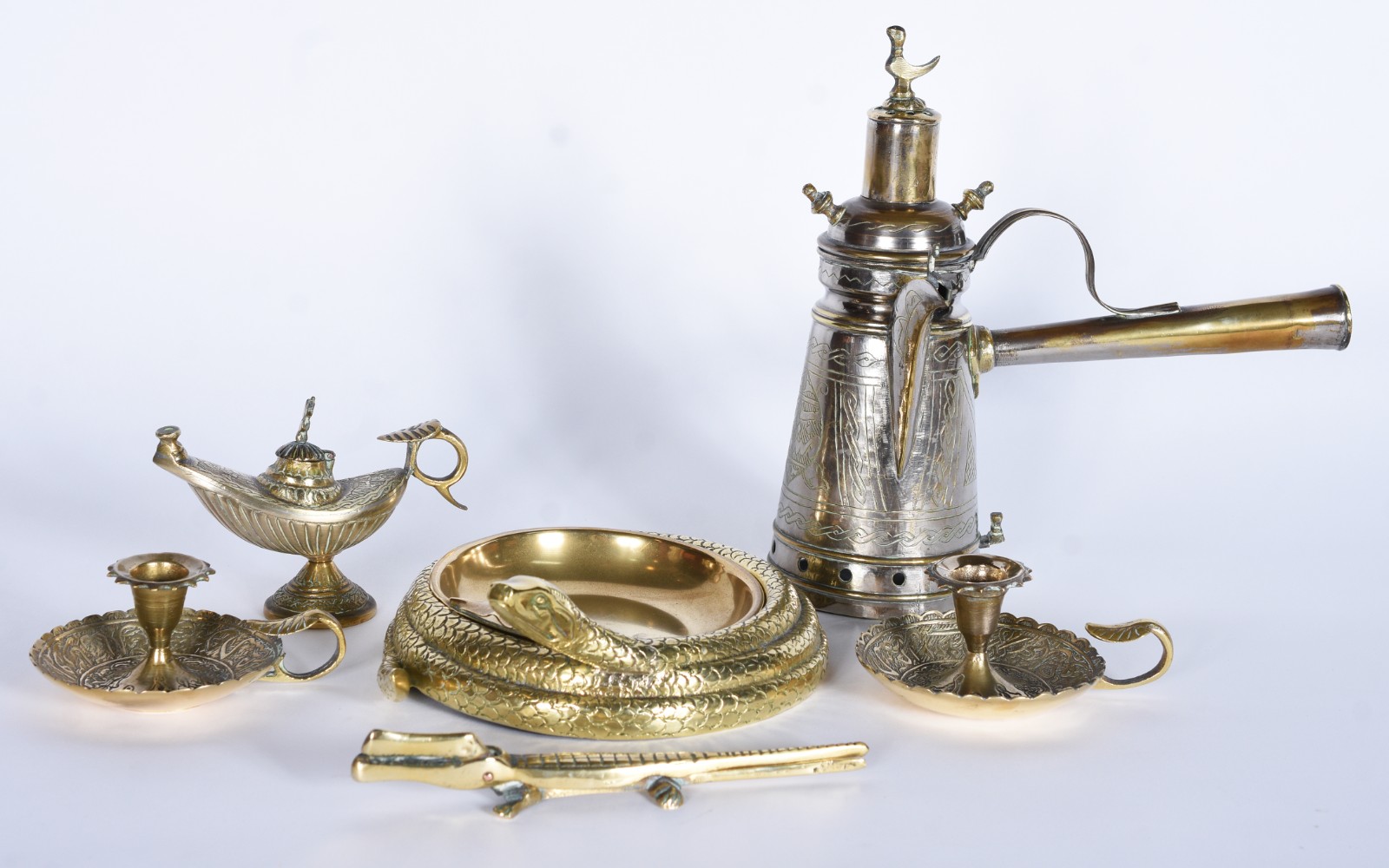 Diversas peças de metal dourado, sendo: bule com alça para samovar... - foto 1 de 11
