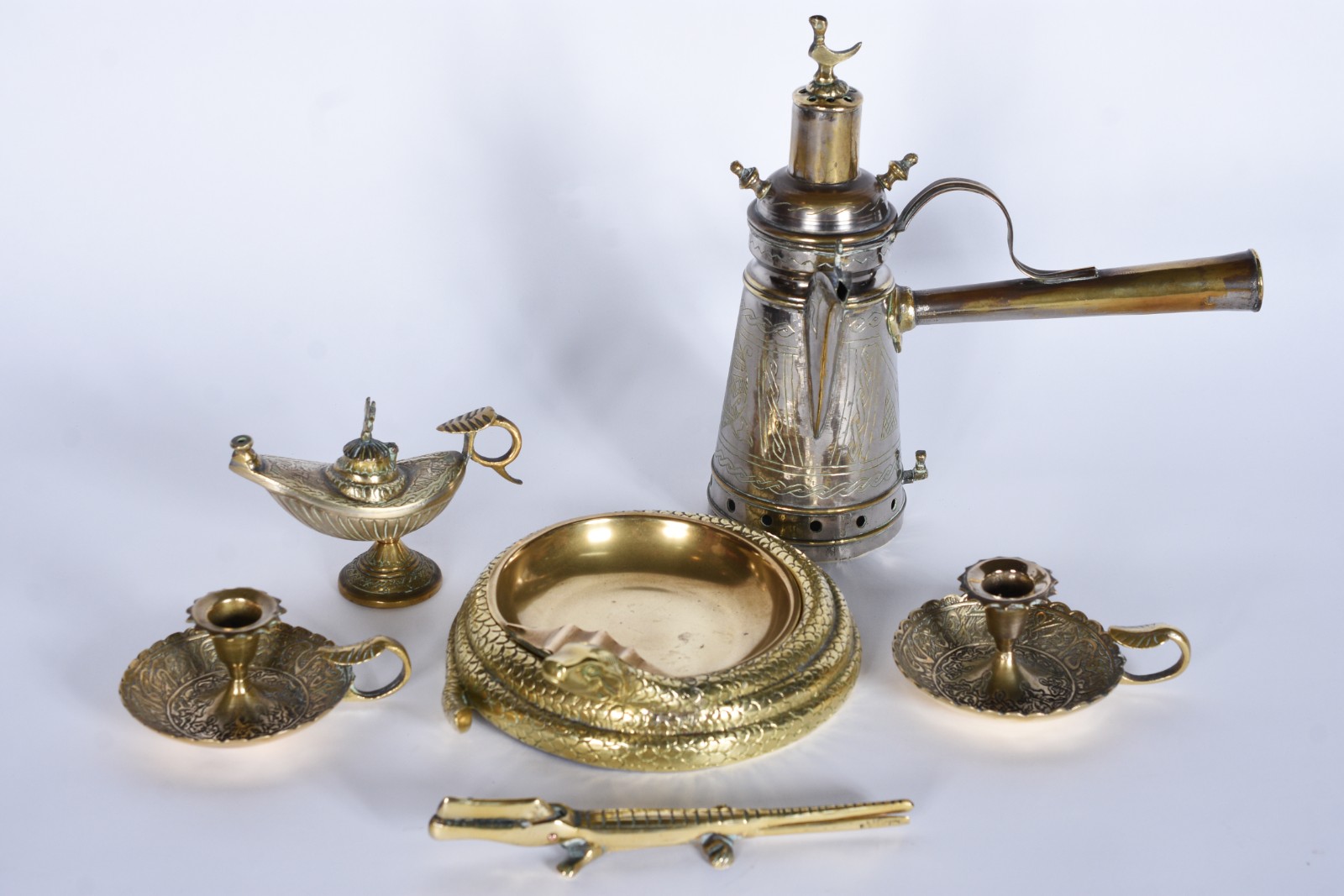Diversas peças de metal dourado, sendo: bule com alça para samovar... - foto 2 de 11