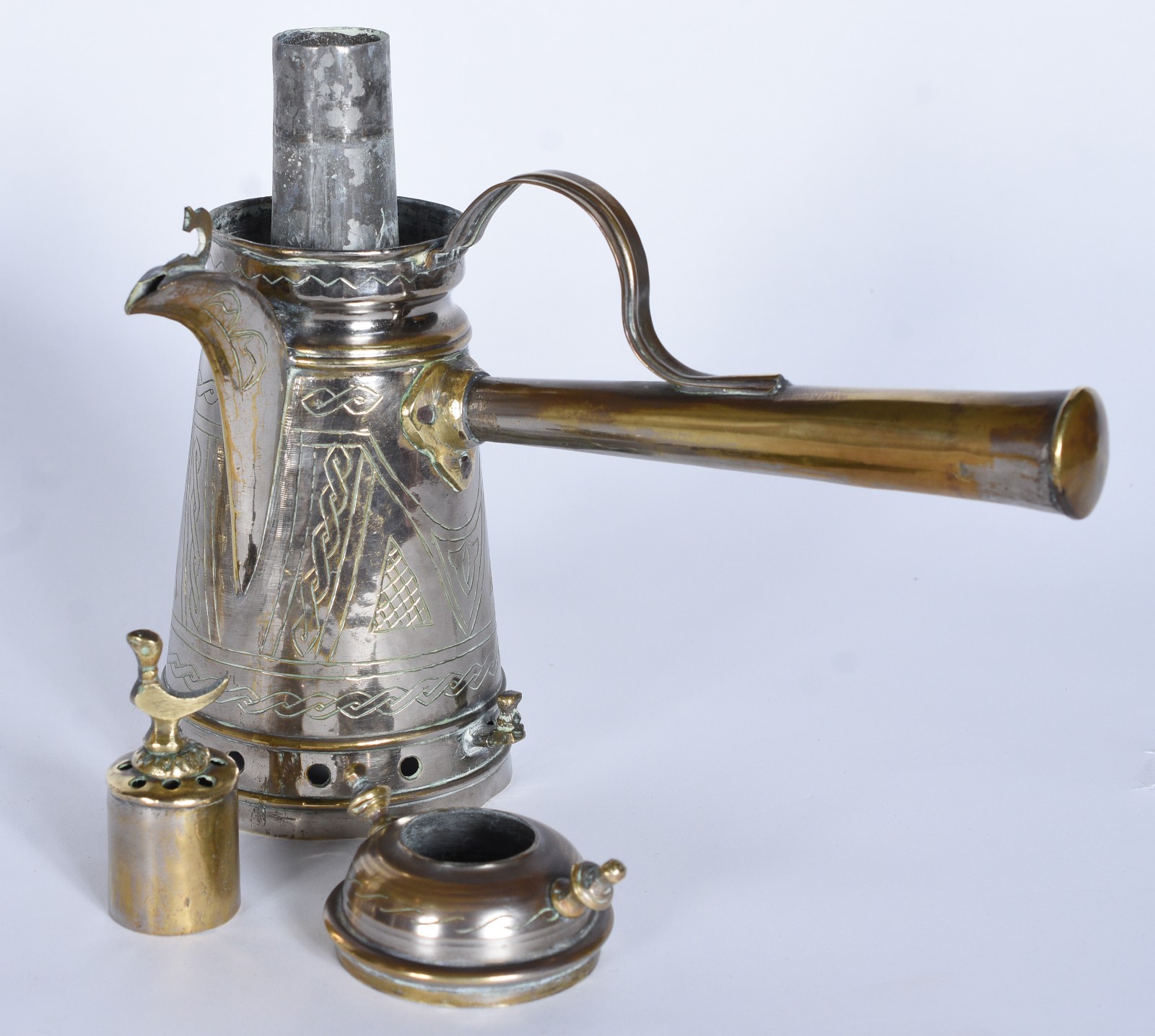 Diversas peças de metal dourado, sendo: bule com alça para samovar... - foto 4 de 11