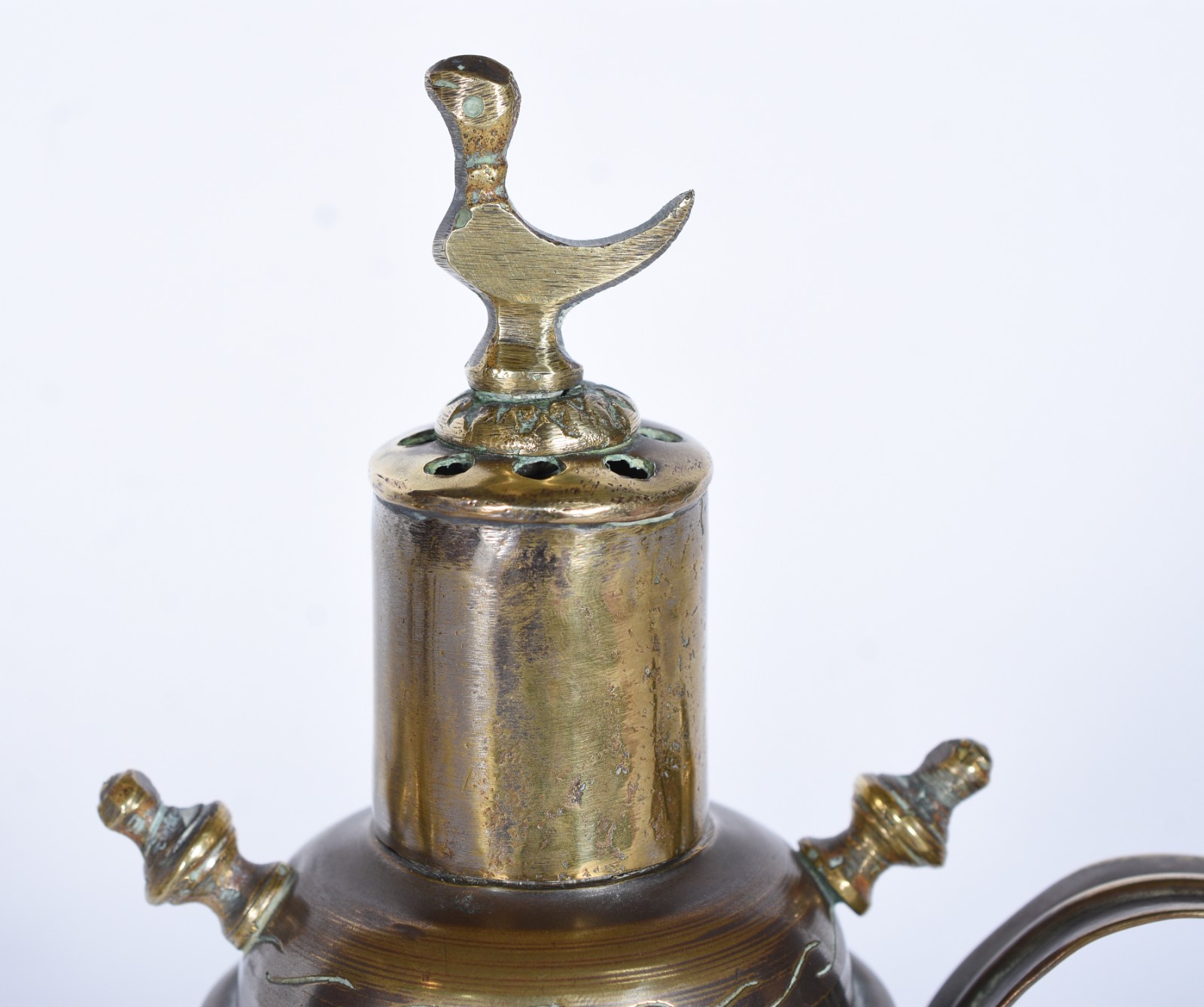 Diversas peças de metal dourado, sendo: bule com alça para samovar... - foto 5 de 11