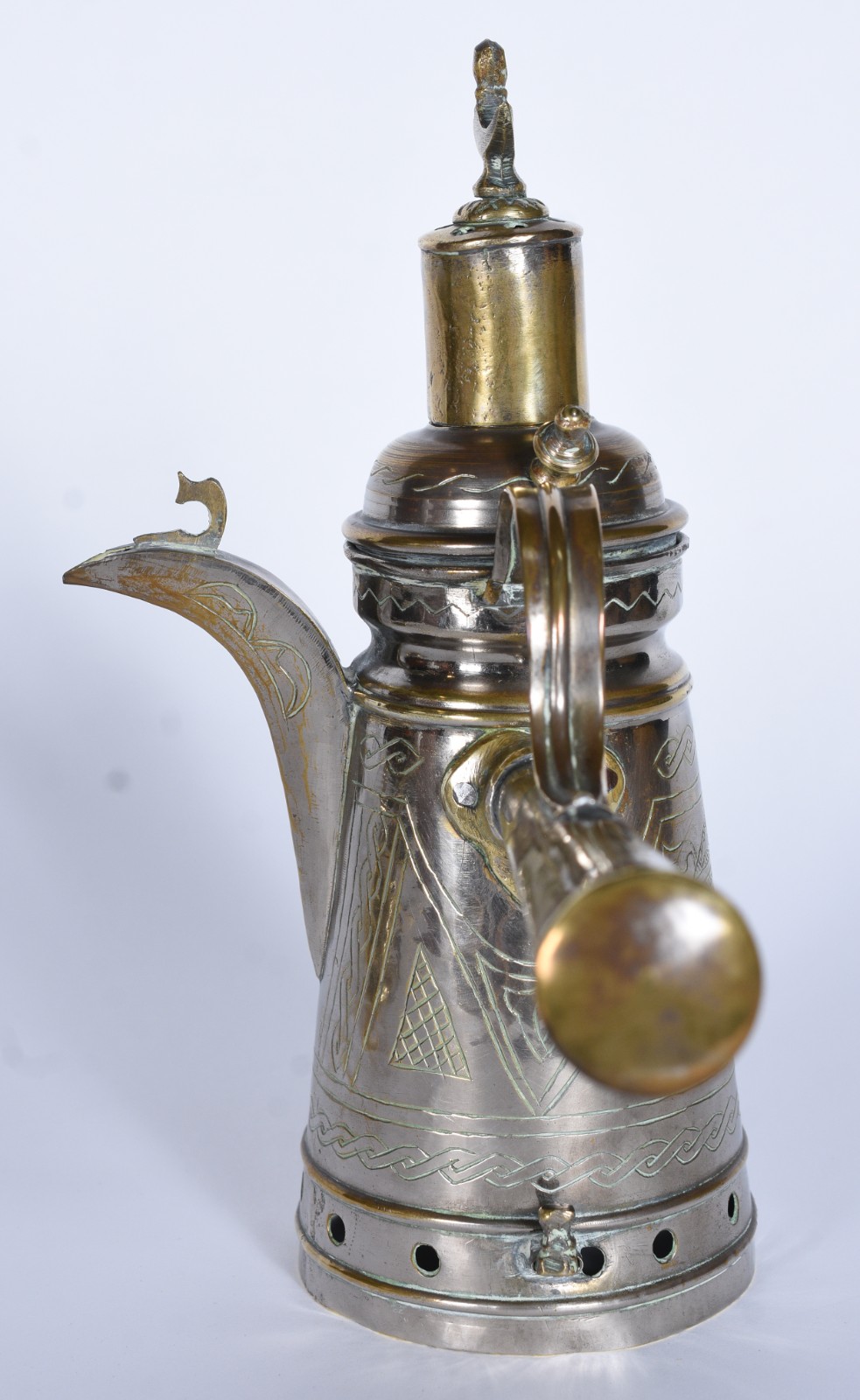 Diversas peças de metal dourado, sendo: bule com alça para samovar... - foto 6 de 11