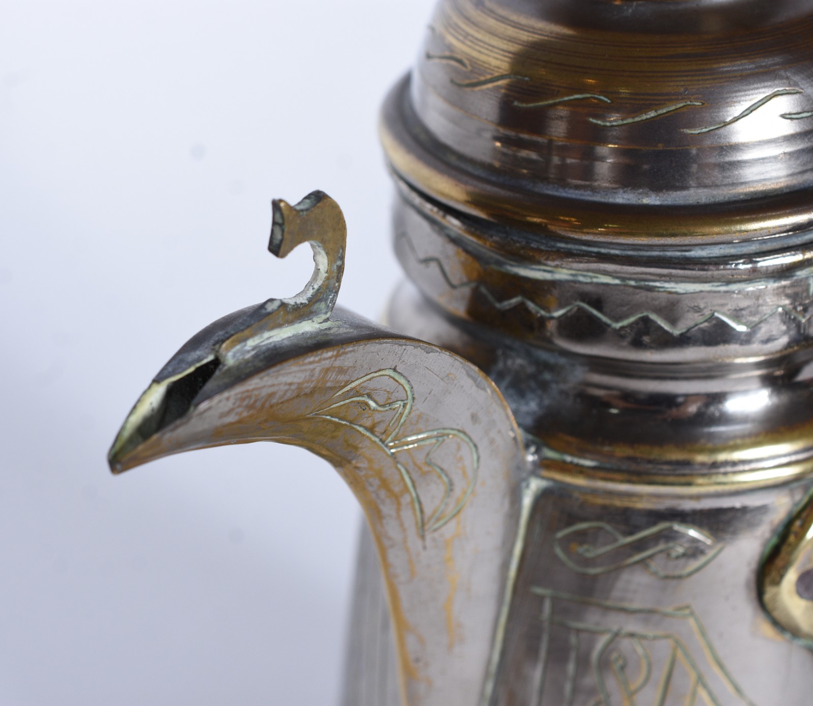 Diversas peças de metal dourado, sendo: bule com alça para samovar... - foto 7 de 11