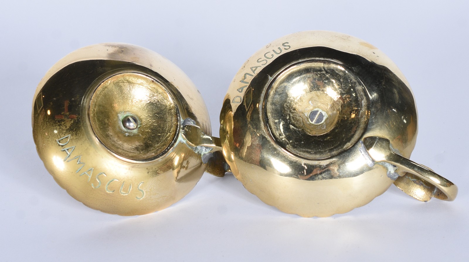Diversas peças de metal dourado, sendo: bule com alça para samovar... - foto 8 de 11