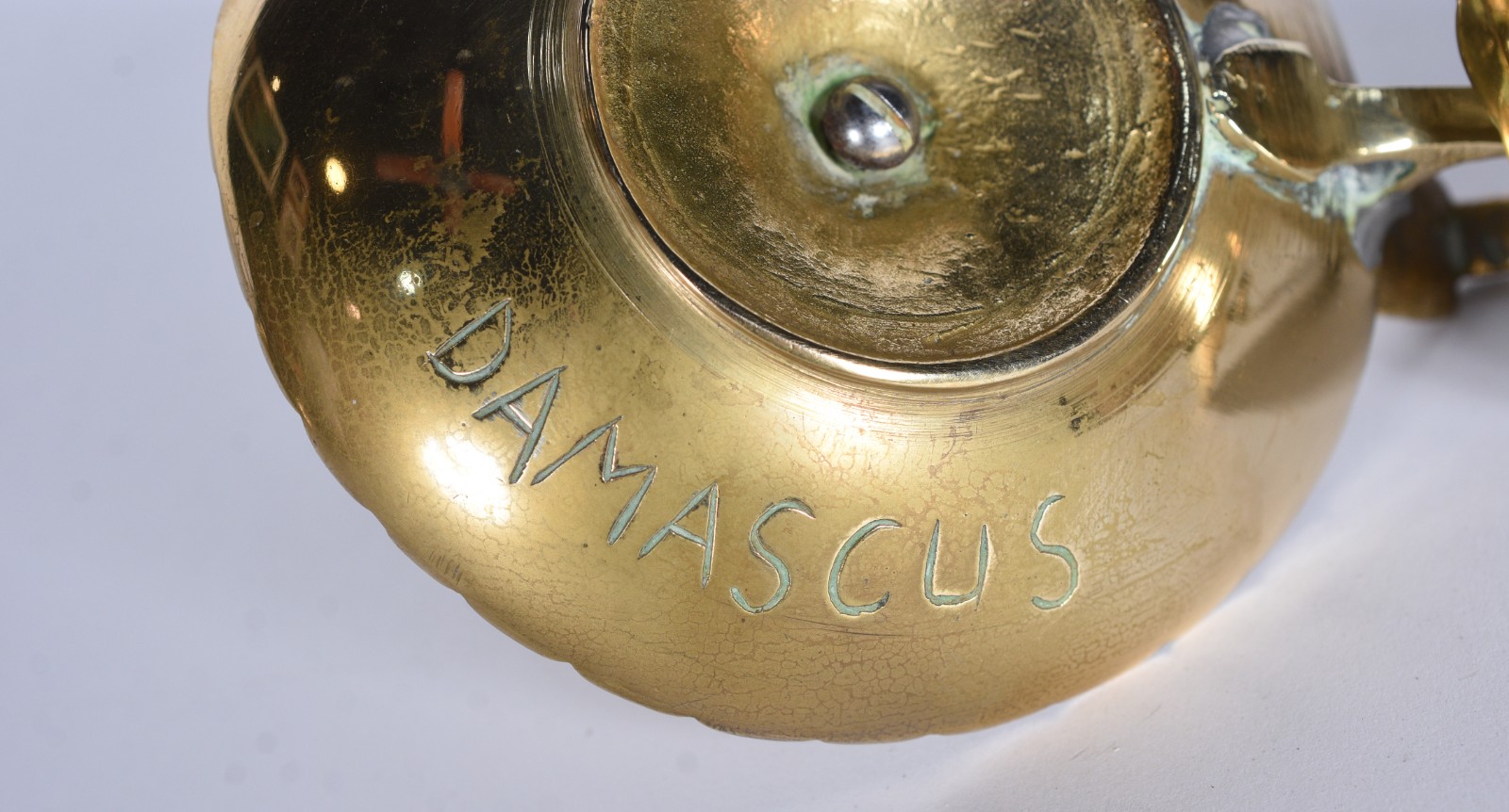 Diversas peças de metal dourado, sendo: bule com alça para samovar... - foto 9 de 11