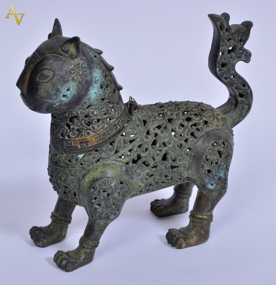 Incensório chines de bronze representando gato. Alt. 18 cm.