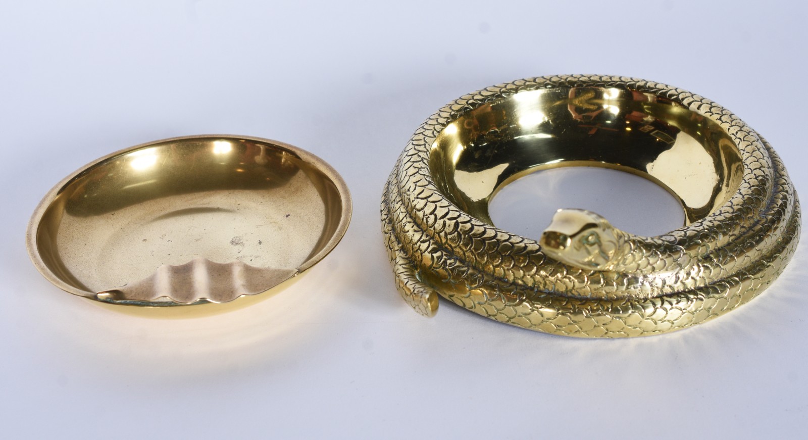 Diversas peças de metal dourado, sendo: bule com alça para samovar... - foto 10 de 11