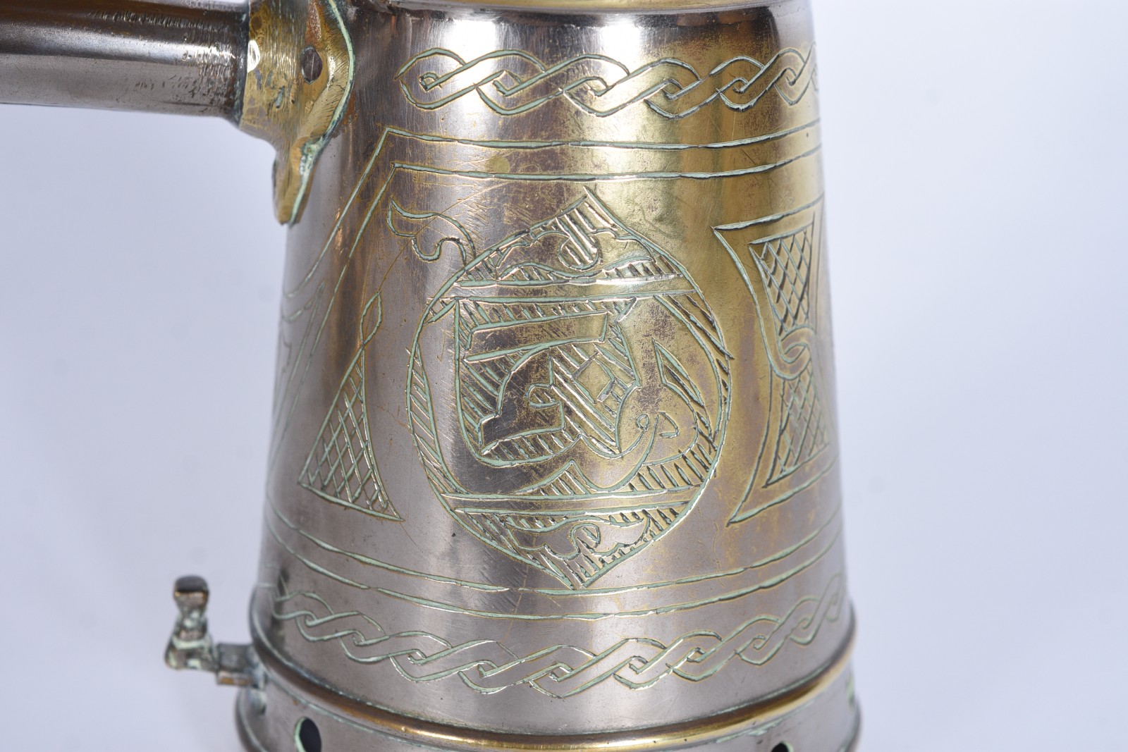 Diversas peças de metal dourado, sendo: bule com alça para samovar... - foto 11 de 11
