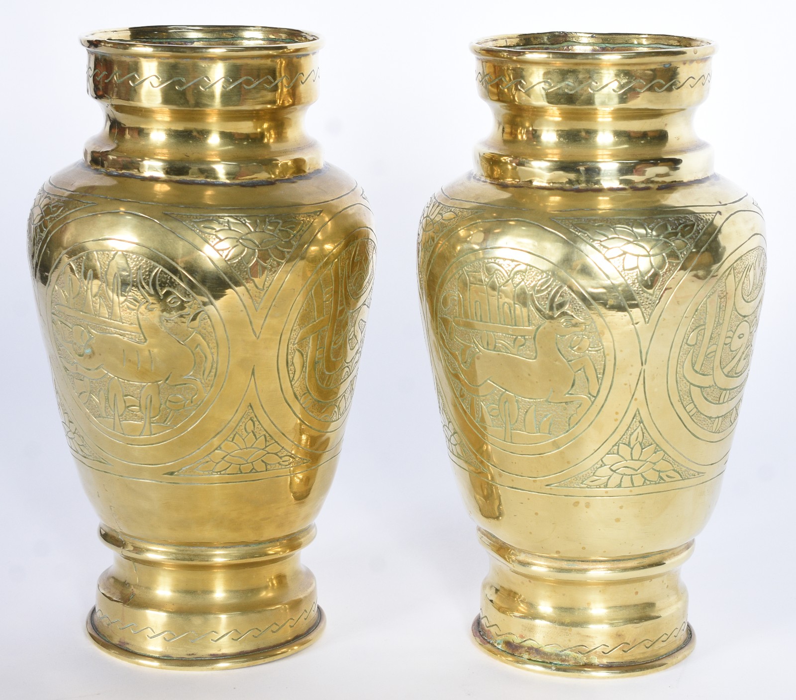 Par de vasos de metal dourado decorados com figuras de animais e... - foto 1 de 9