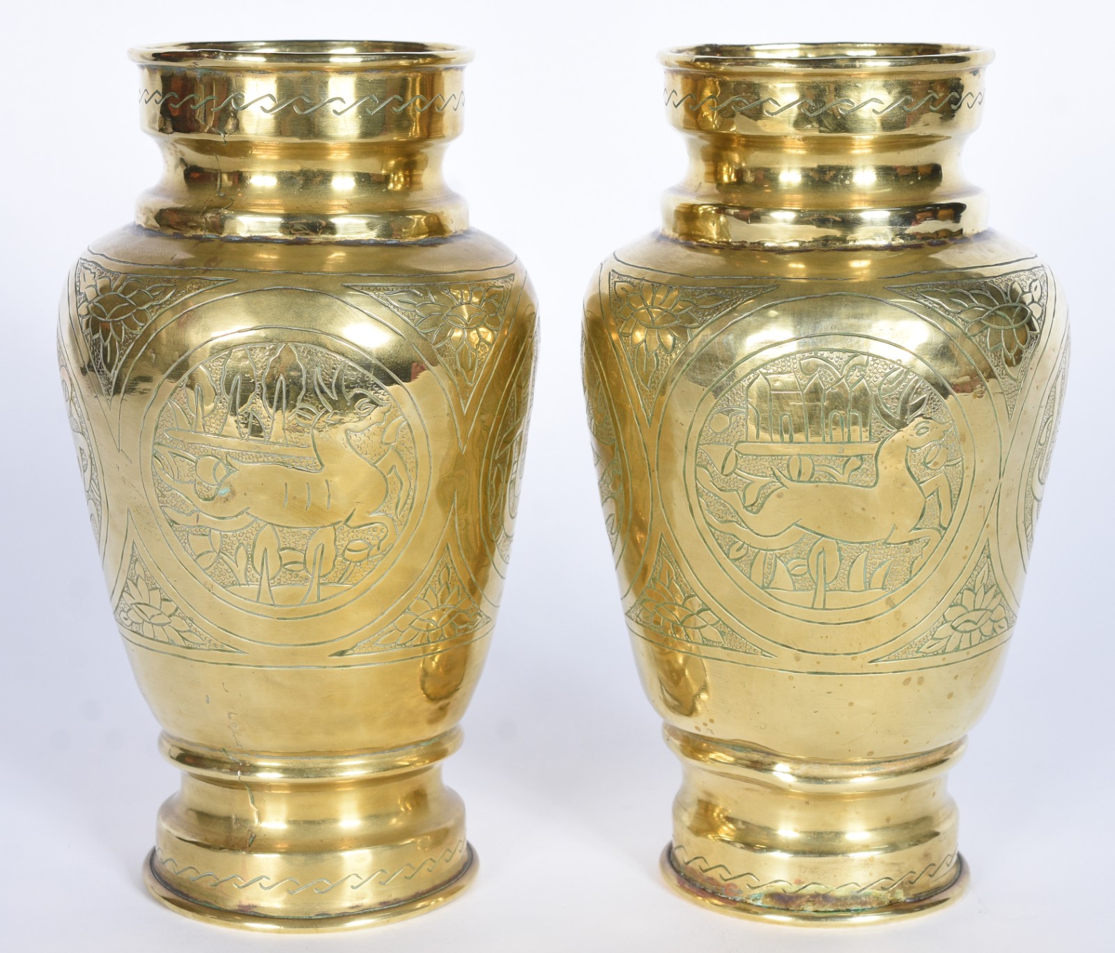 Par de vasos de metal dourado decorados com figuras de animais e... - foto 2 de 9