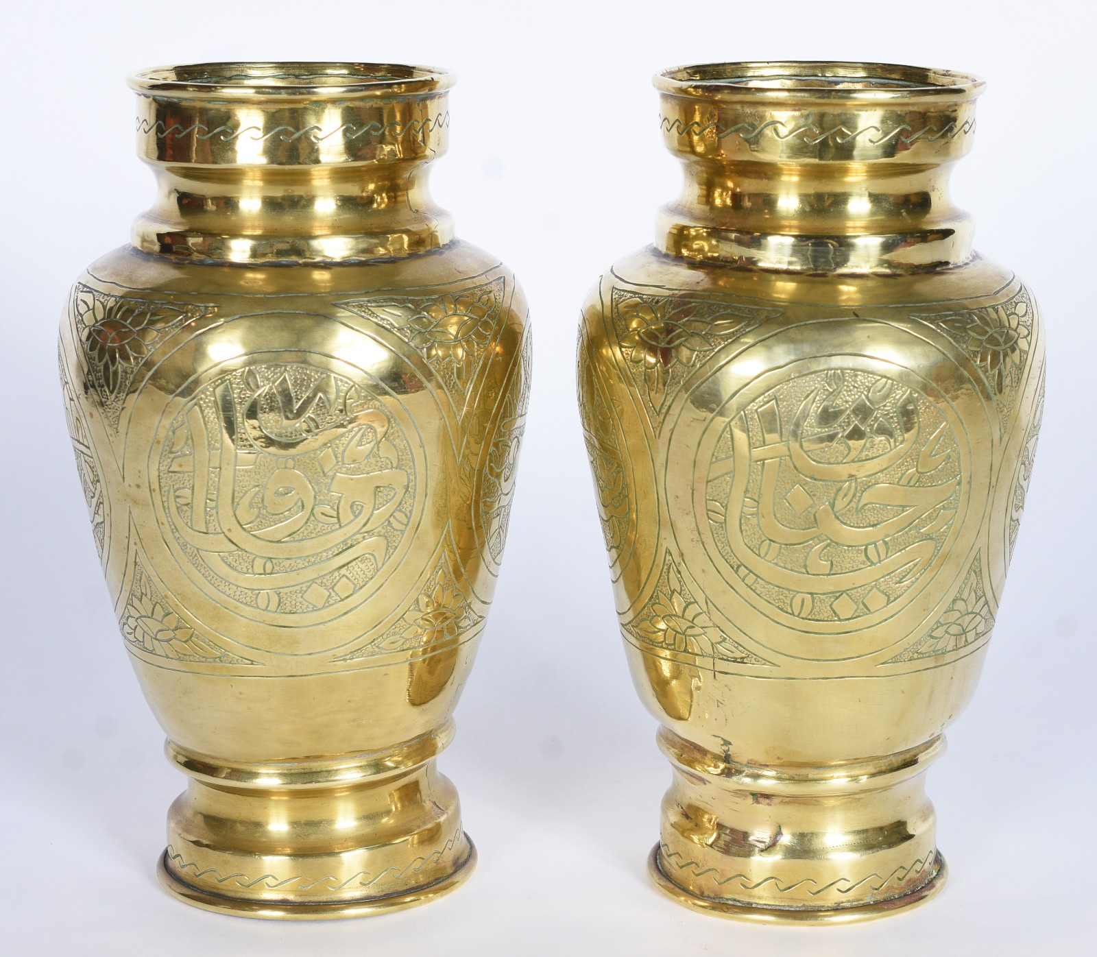 Par de vasos de metal dourado decorados com figuras de animais e... - foto 3 de 9