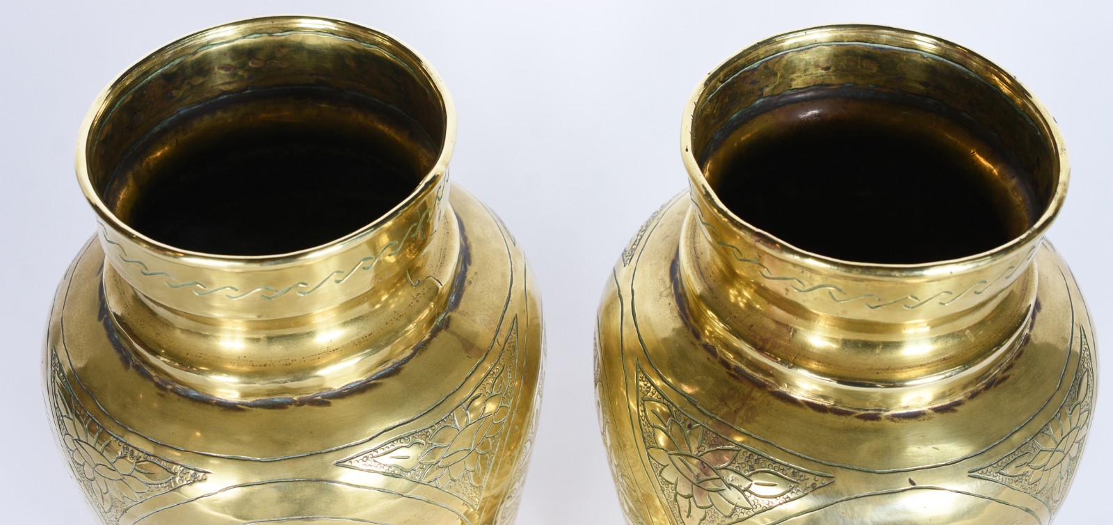Par de vasos de metal dourado decorados com figuras de animais e... - foto 4 de 9