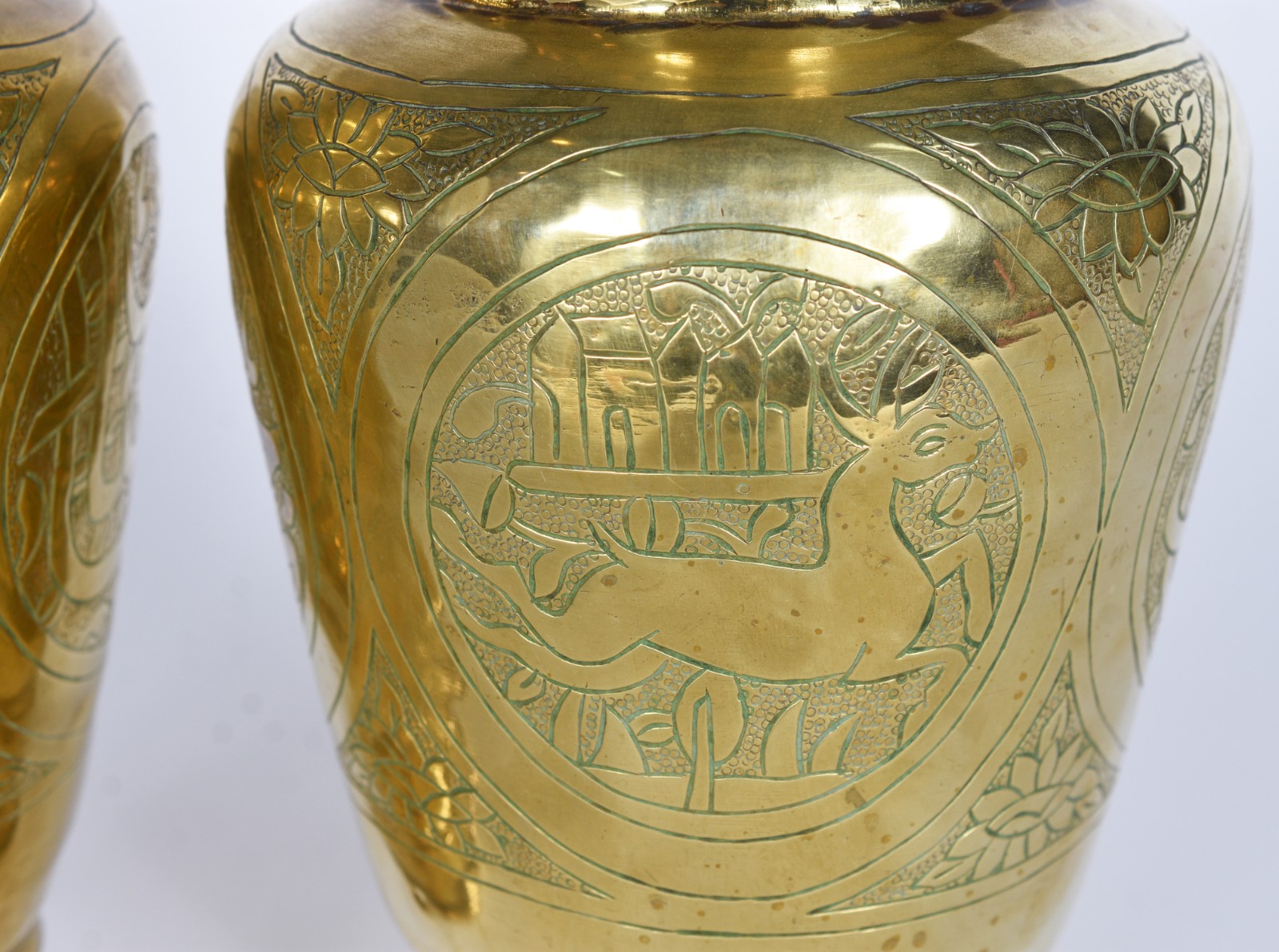Par de vasos de metal dourado decorados com figuras de animais e... - foto 5 de 9